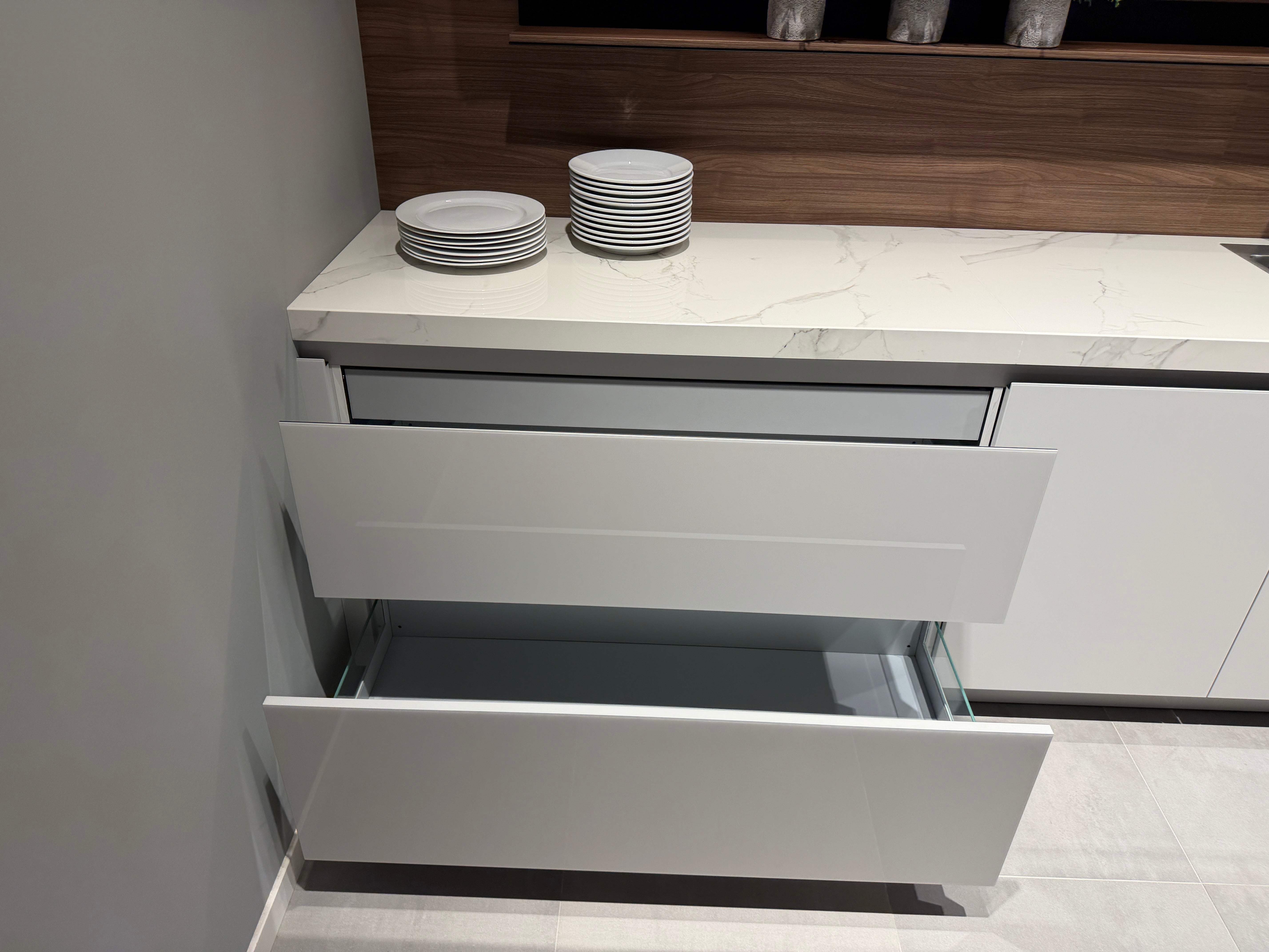 04729 - Luxe Pronorm keuken met glazen fronten