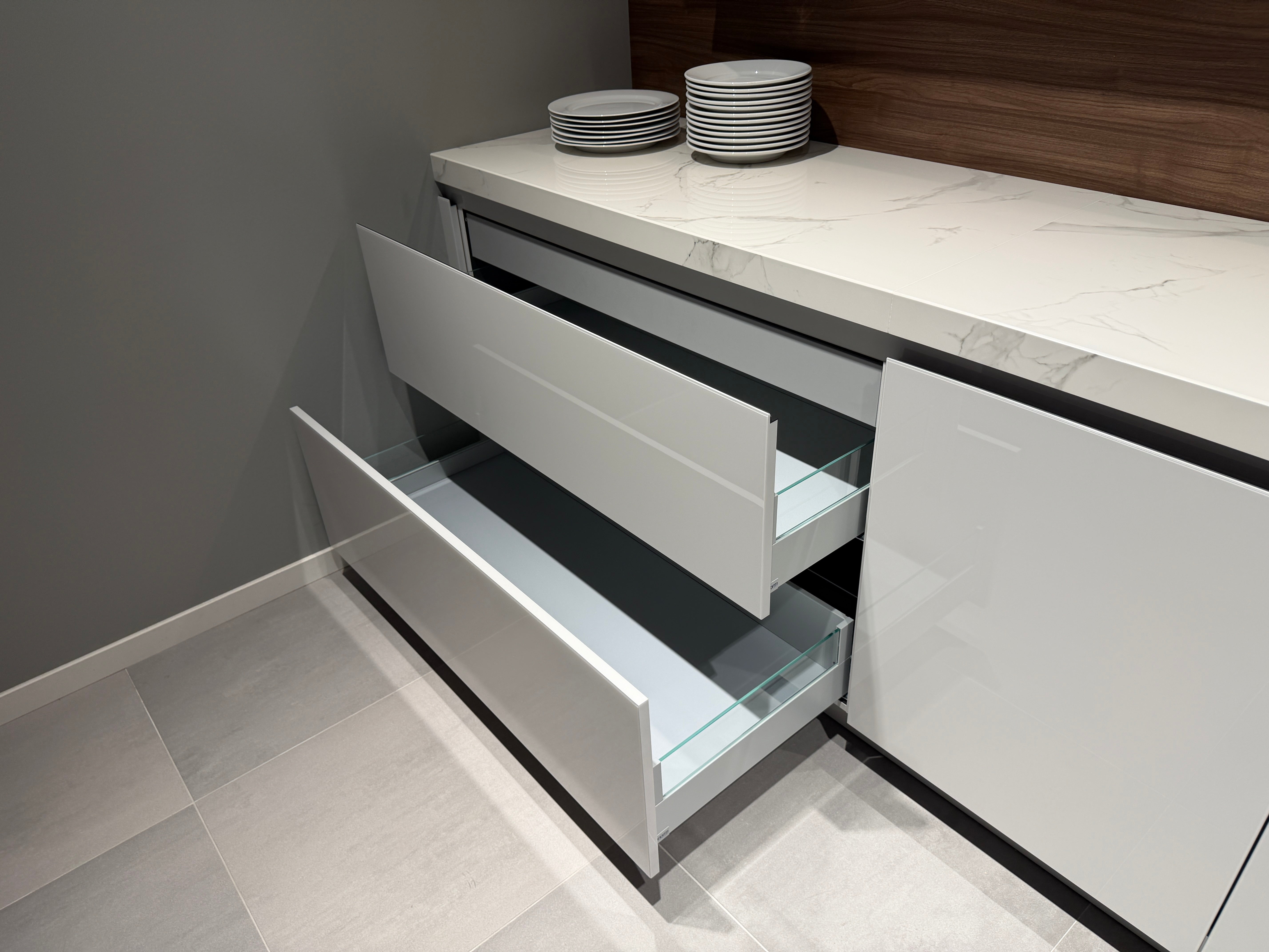 04729 - Luxe Pronorm keuken met glazen fronten
