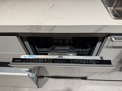 04729 - Luxe Pronorm keuken met glazen fronten