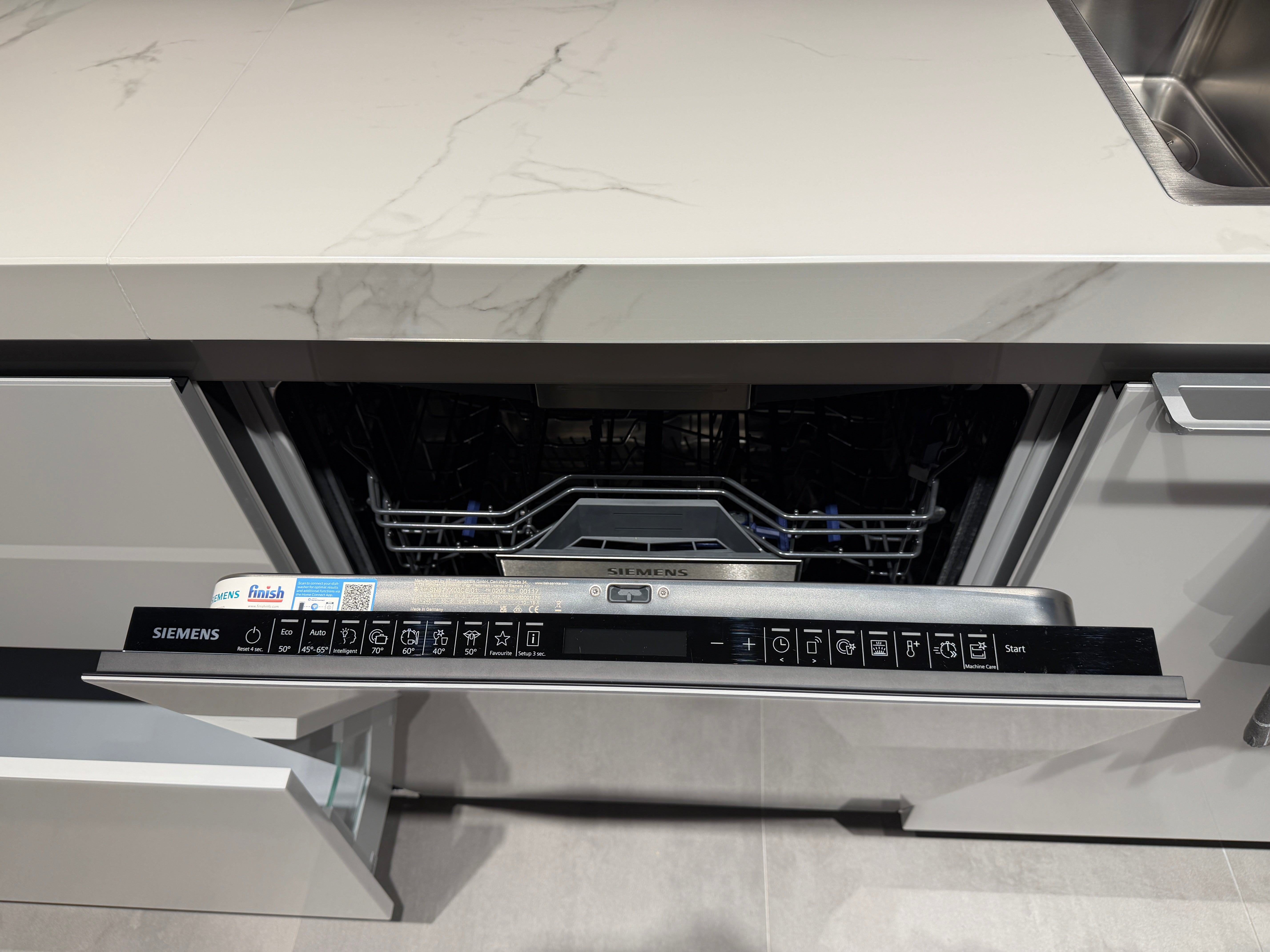04729 - Luxe Pronorm keuken met glazen fronten