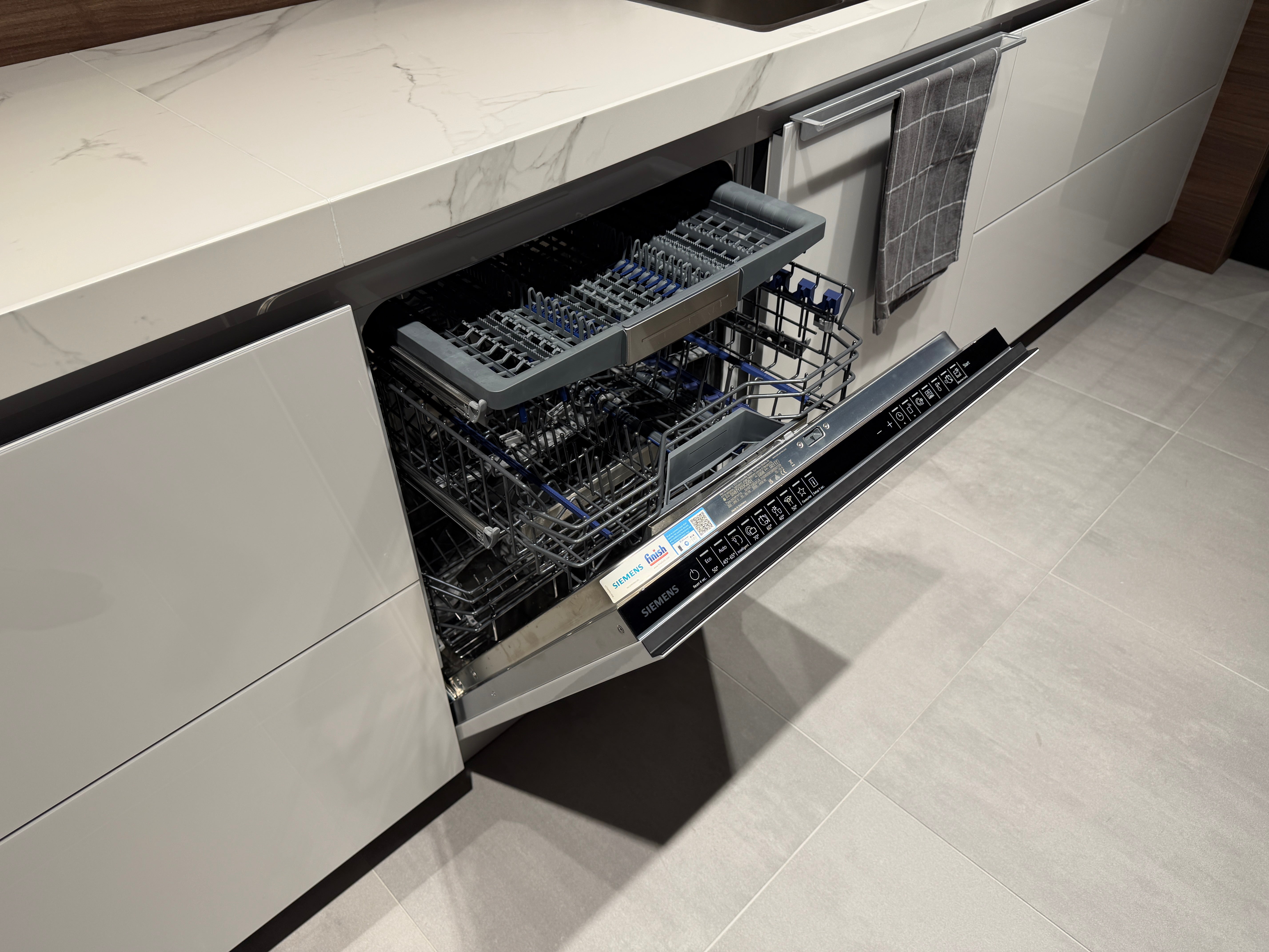 04729 - Luxe Pronorm keuken met glazen fronten