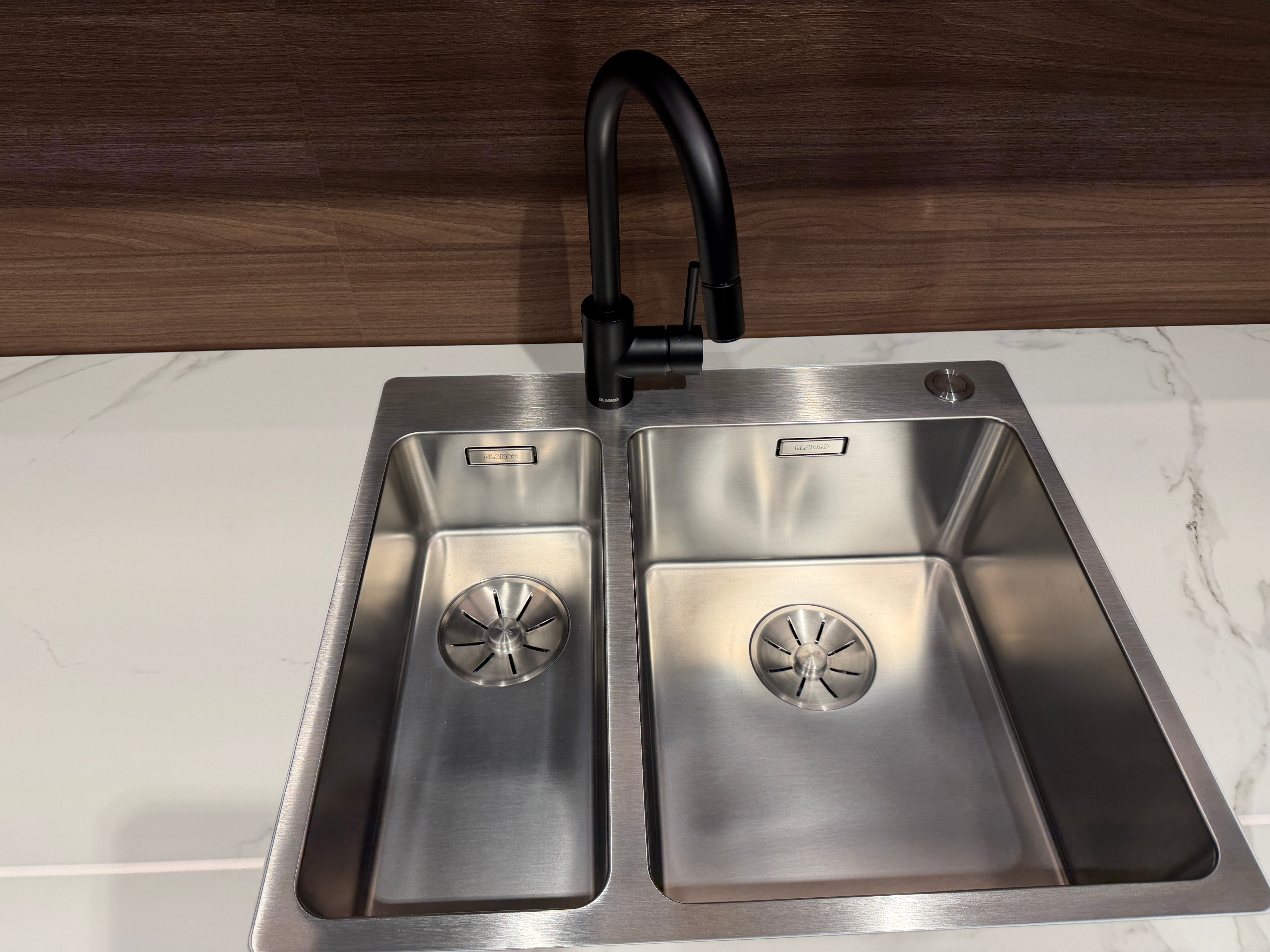 04729 - Luxe Pronorm keuken met glazen fronten