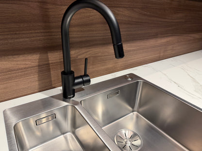 04729 - Luxe Pronorm keuken met glazen fronten