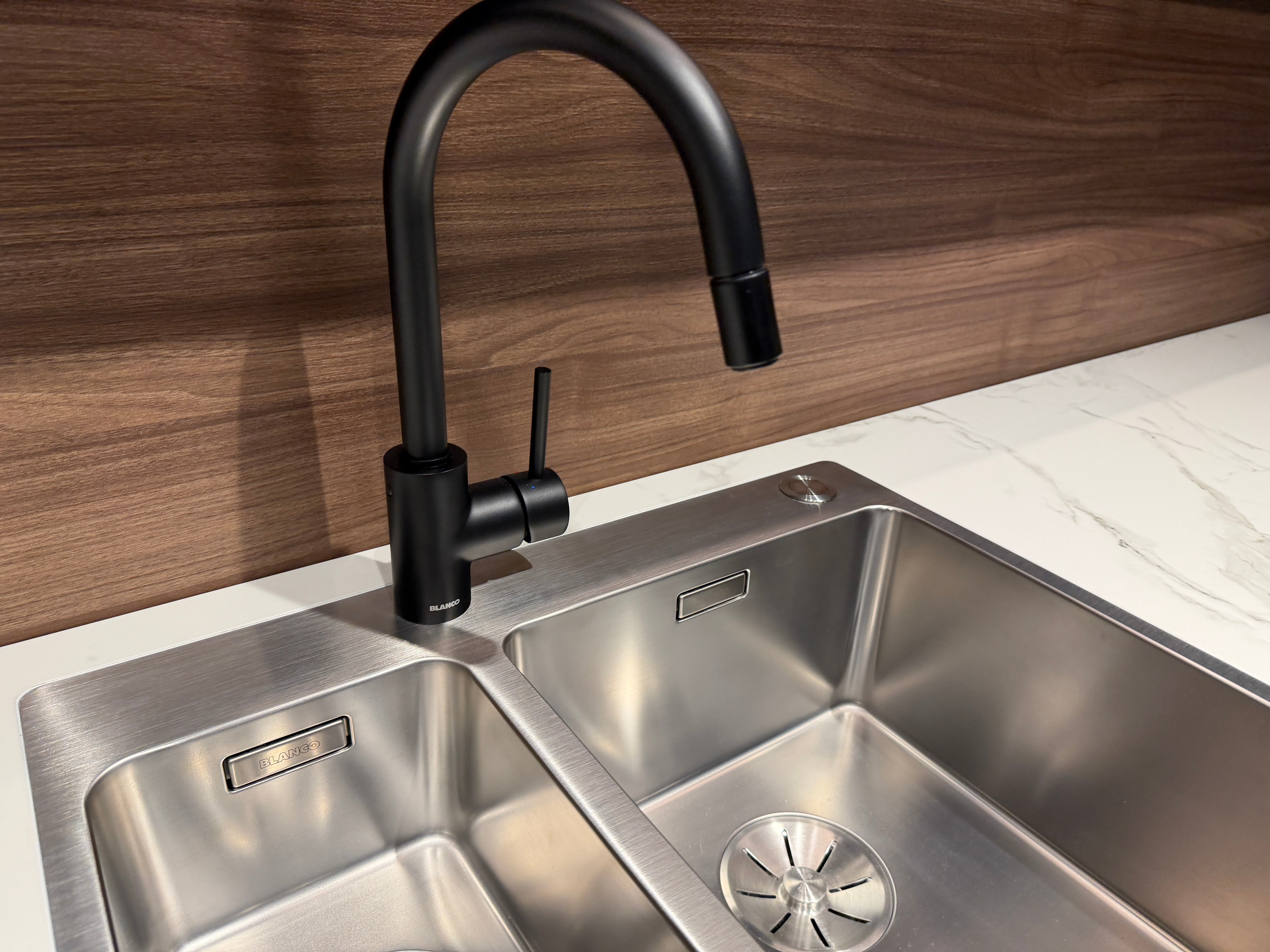 04729 - Luxe Pronorm keuken met glazen fronten