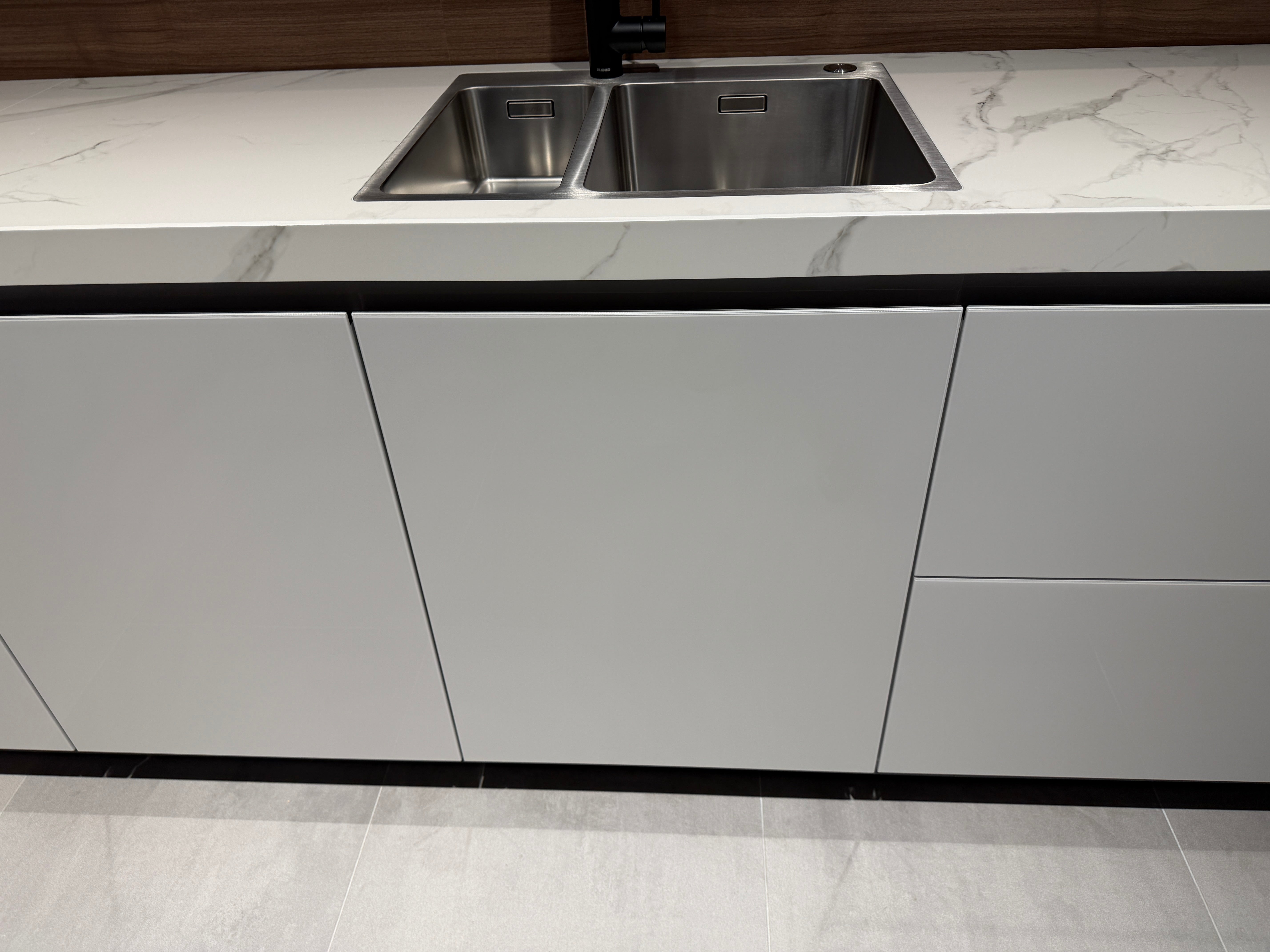 04729 - Luxe Pronorm keuken met glazen fronten