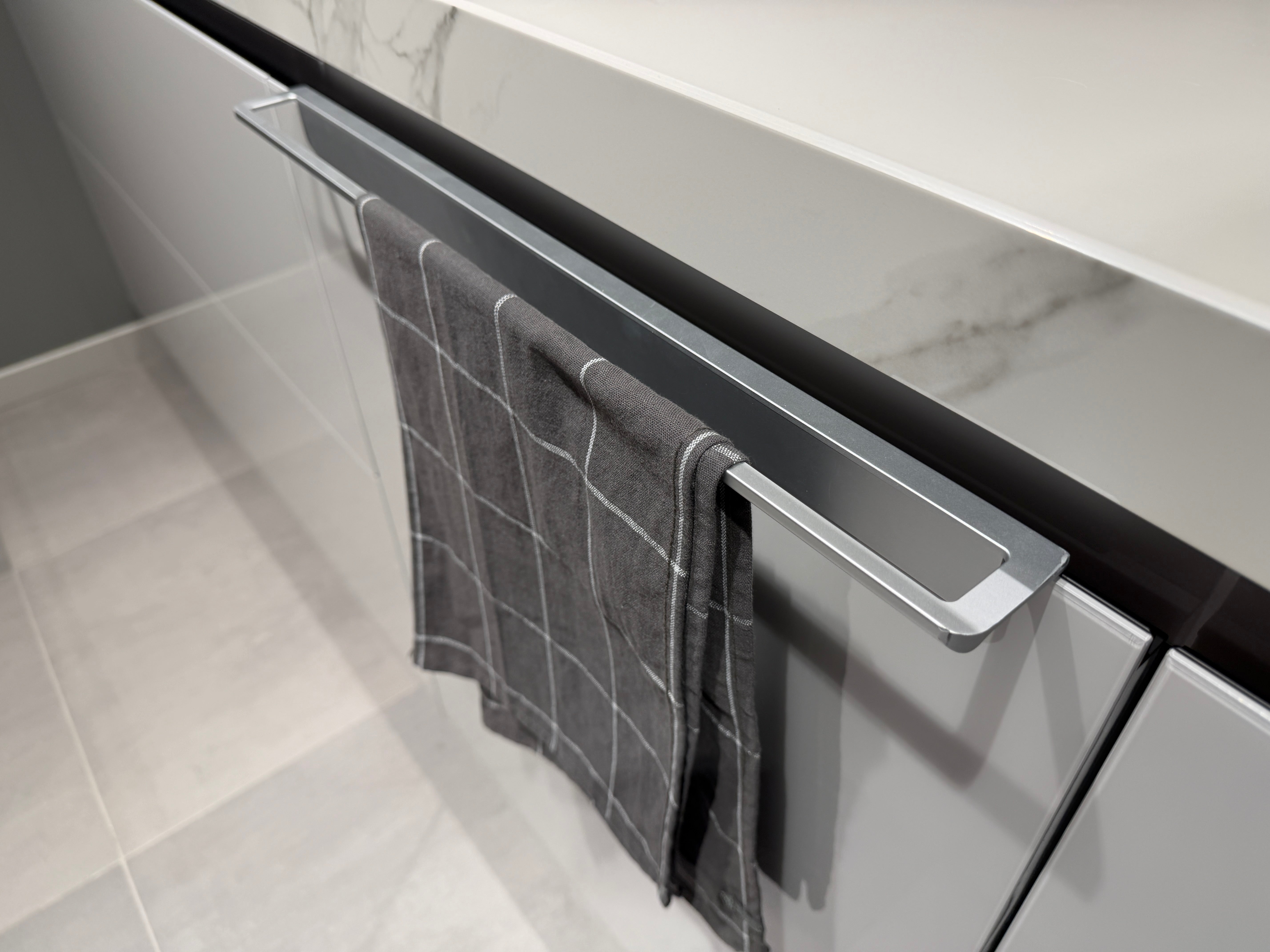 04729 - Luxe Pronorm keuken met glazen fronten