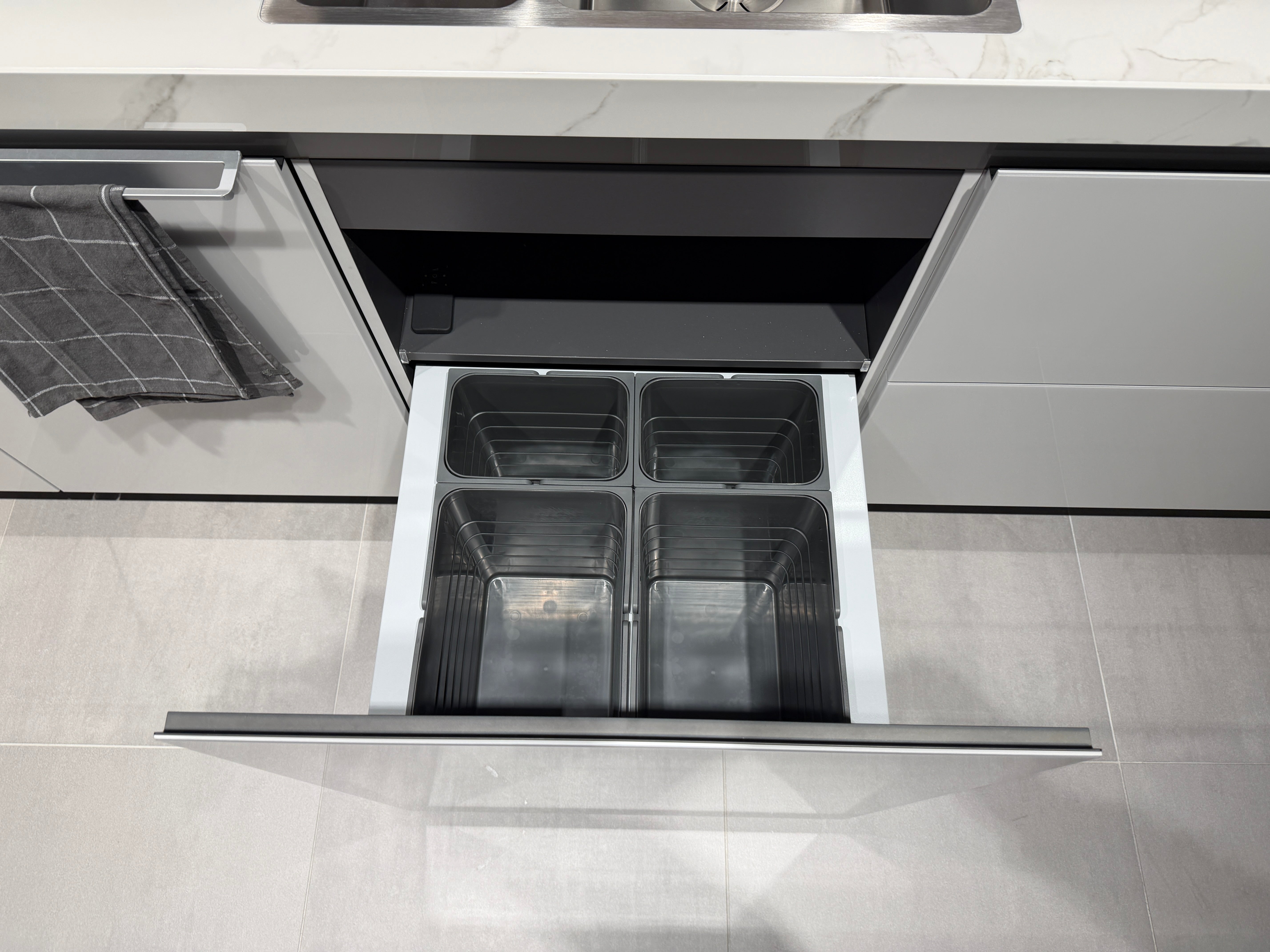 04729 - Luxe Pronorm keuken met glazen fronten
