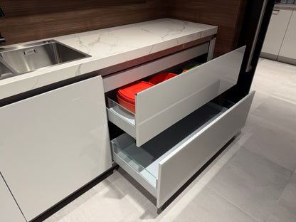 04729 - Luxe Pronorm keuken met glazen fronten