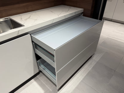 04729 - Luxe Pronorm keuken met glazen fronten