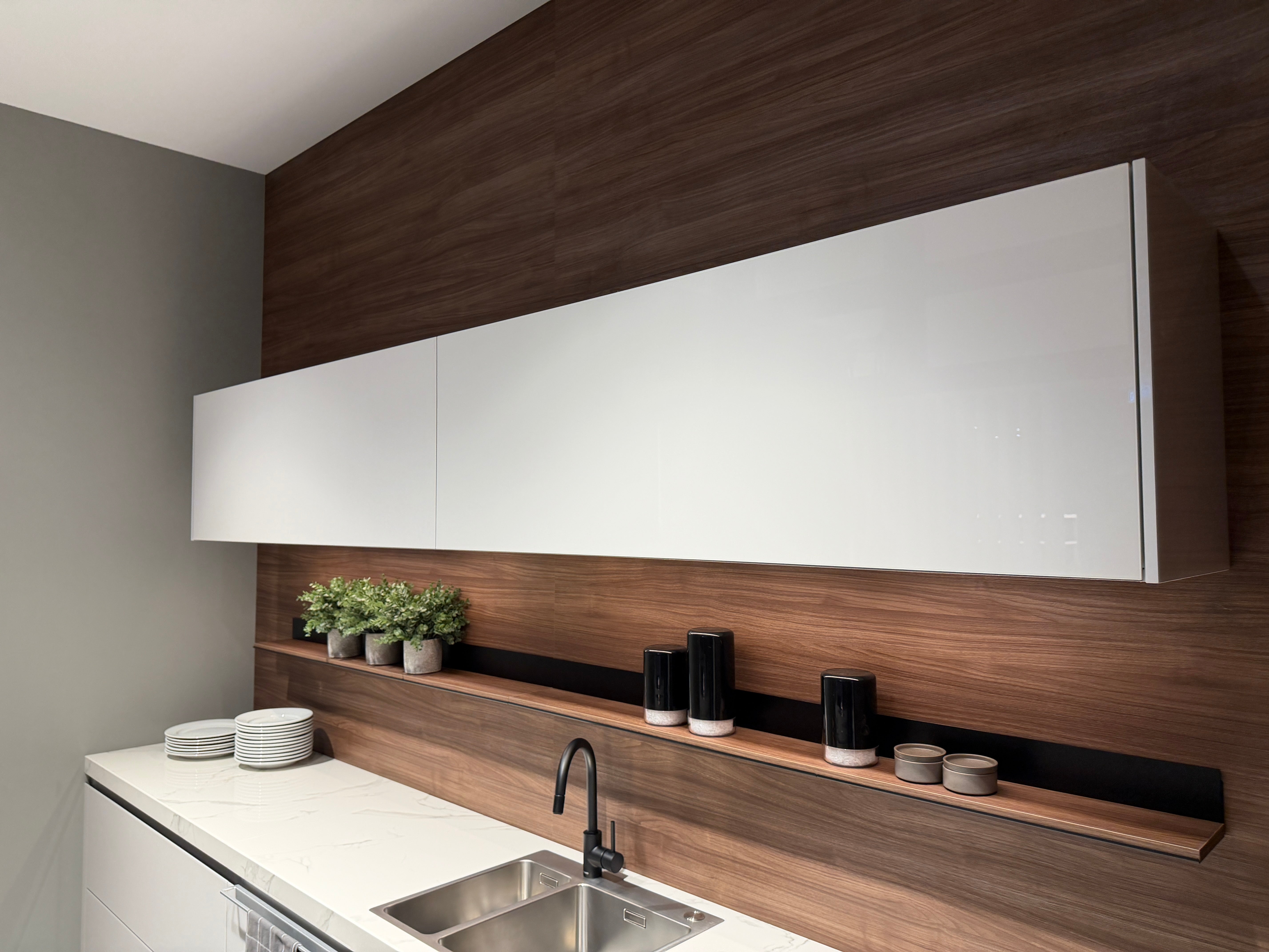 04729 - Luxe Pronorm keuken met glazen fronten