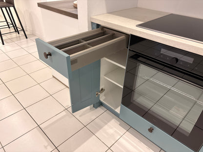 04339 - Landelijke rechte keuken met losse kastenwand