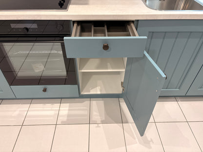 04339 - Landelijke rechte keuken met losse kastenwand