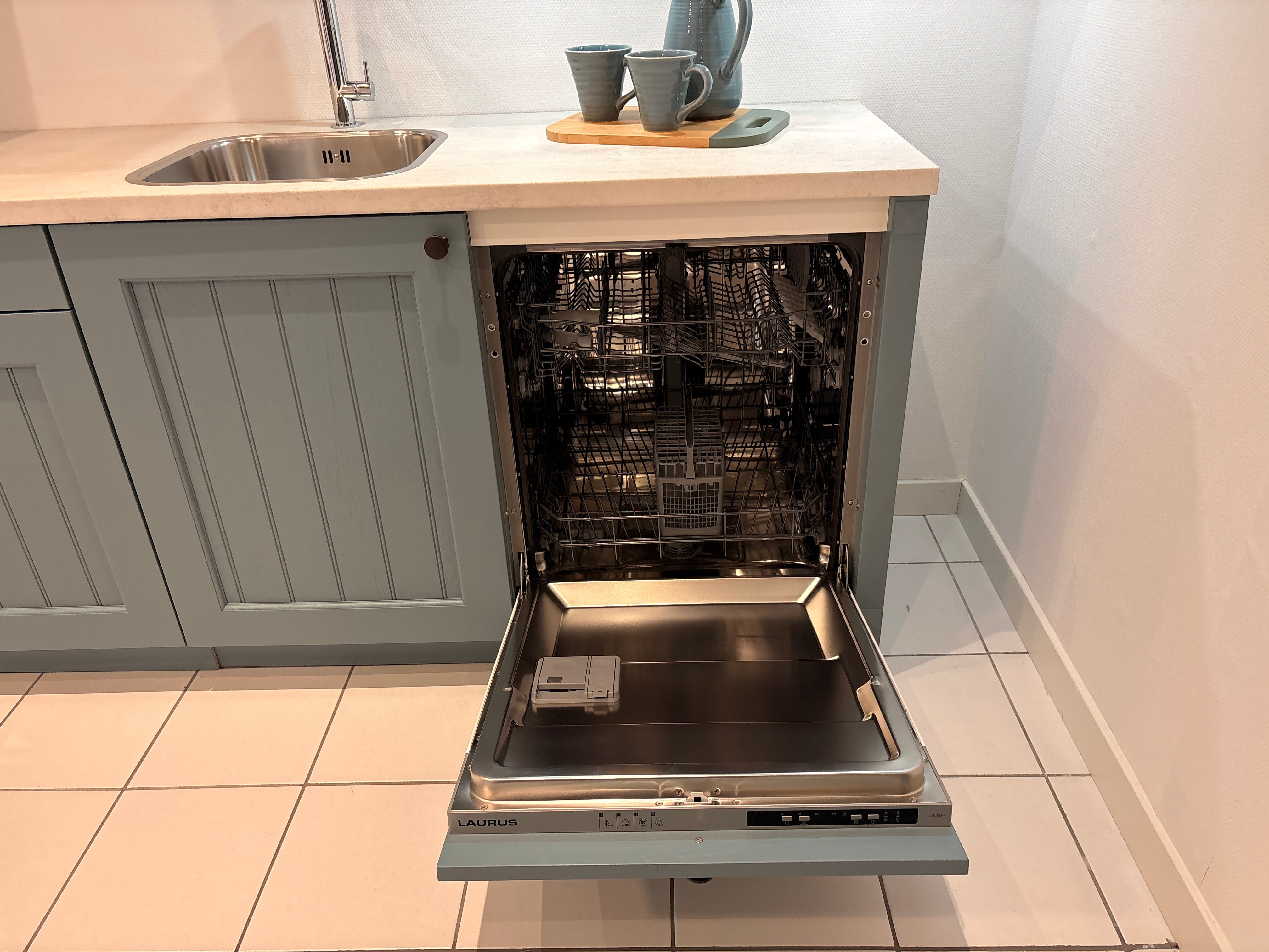 04339 - Landelijke rechte keuken met losse kastenwand