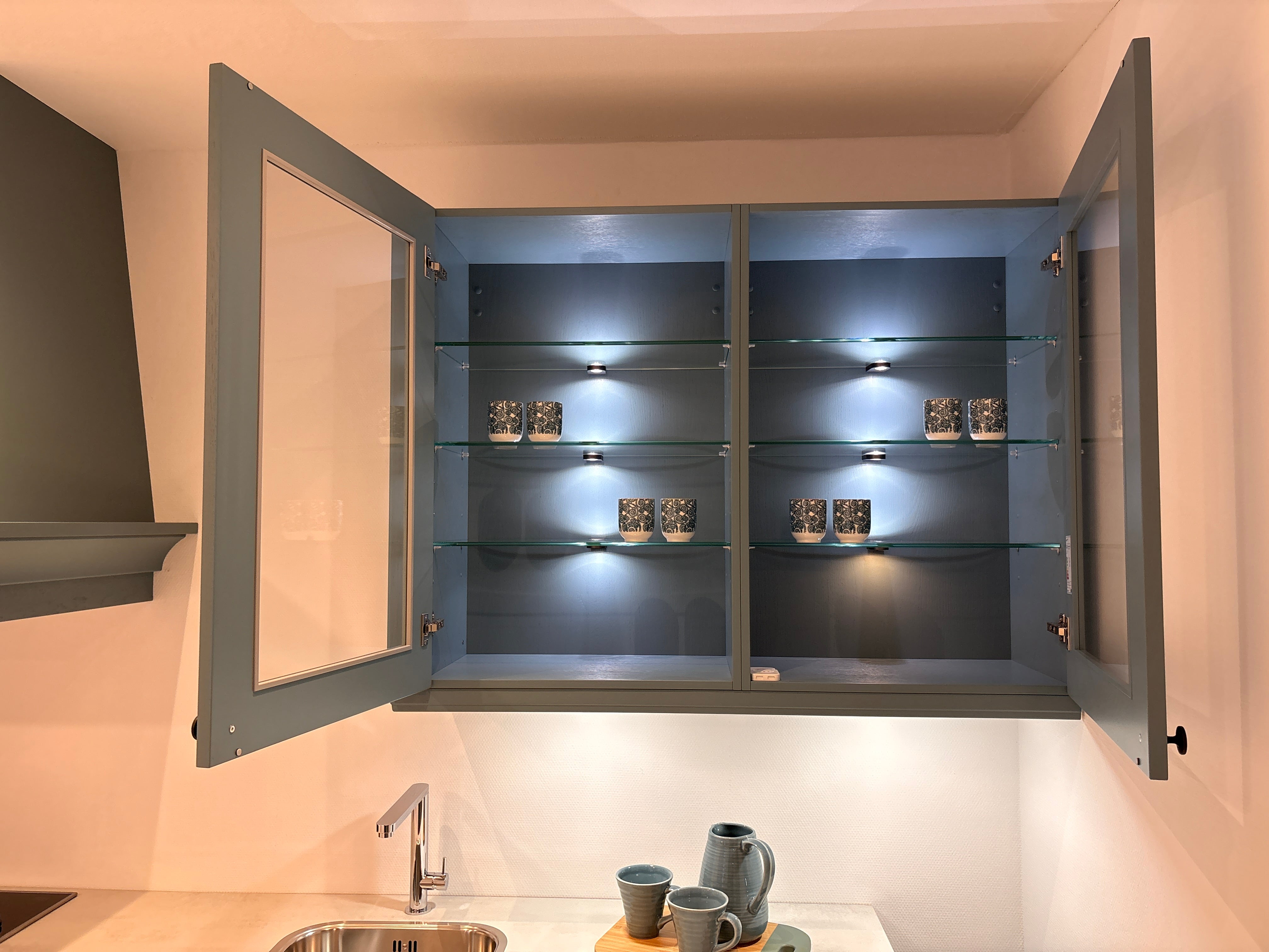 04339 - Landelijke rechte keuken met losse kastenwand