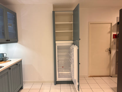 04339 - Landelijke rechte keuken met losse kastenwand