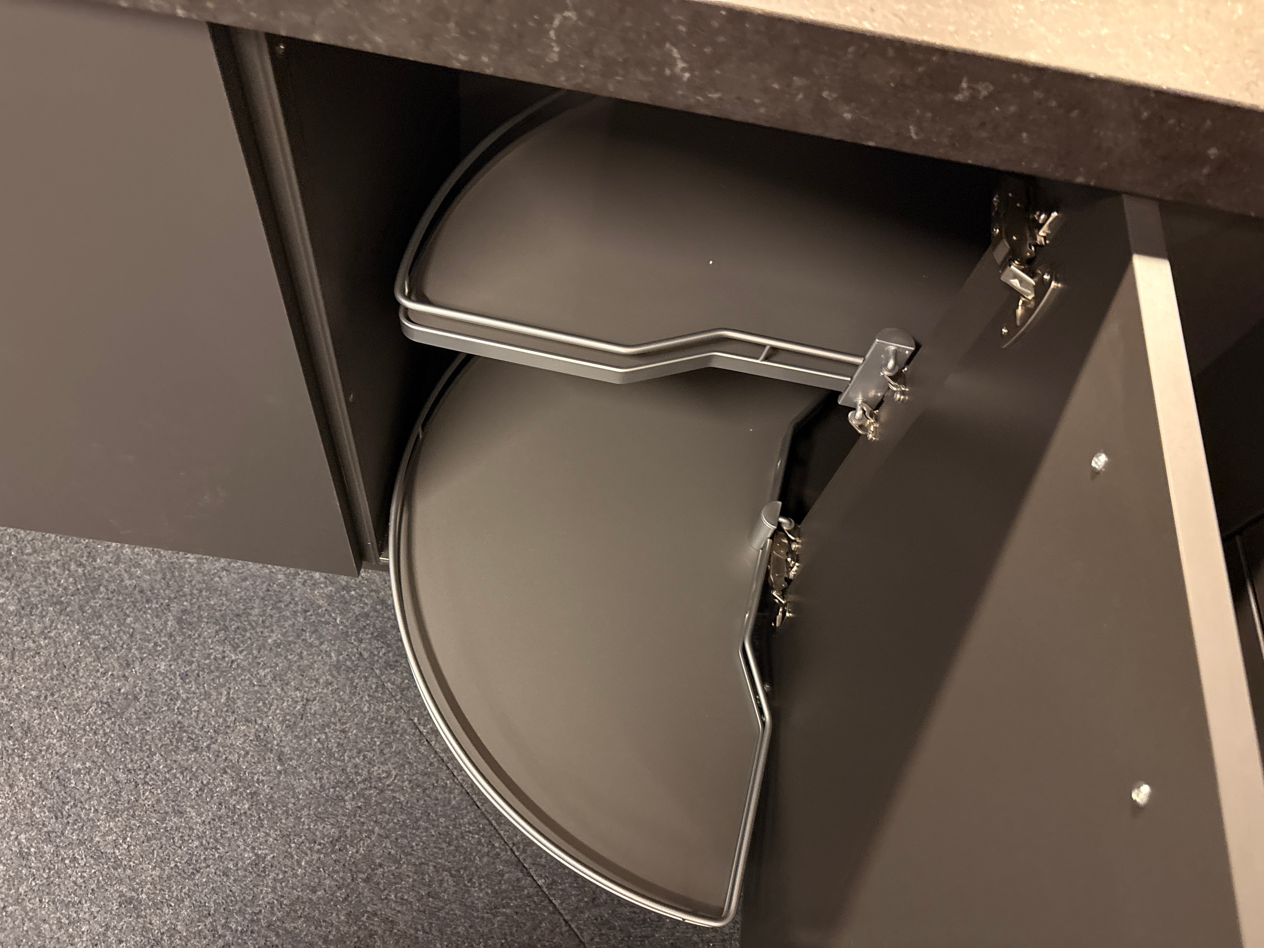 04559 - Nolte donker kleurige hoekkeuken