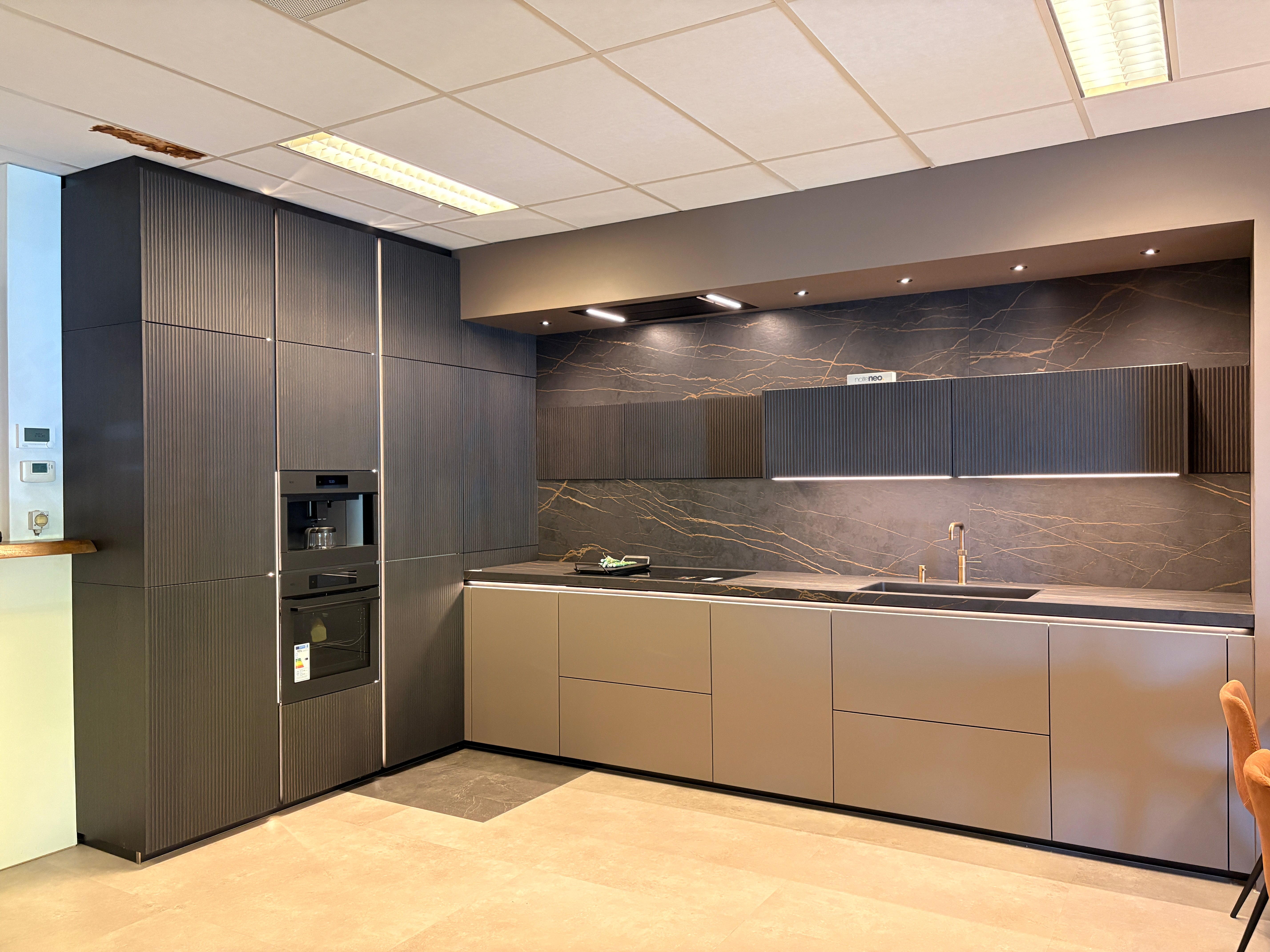 04549 - Nolte Lodge eiken zwart met softlack magma keuken