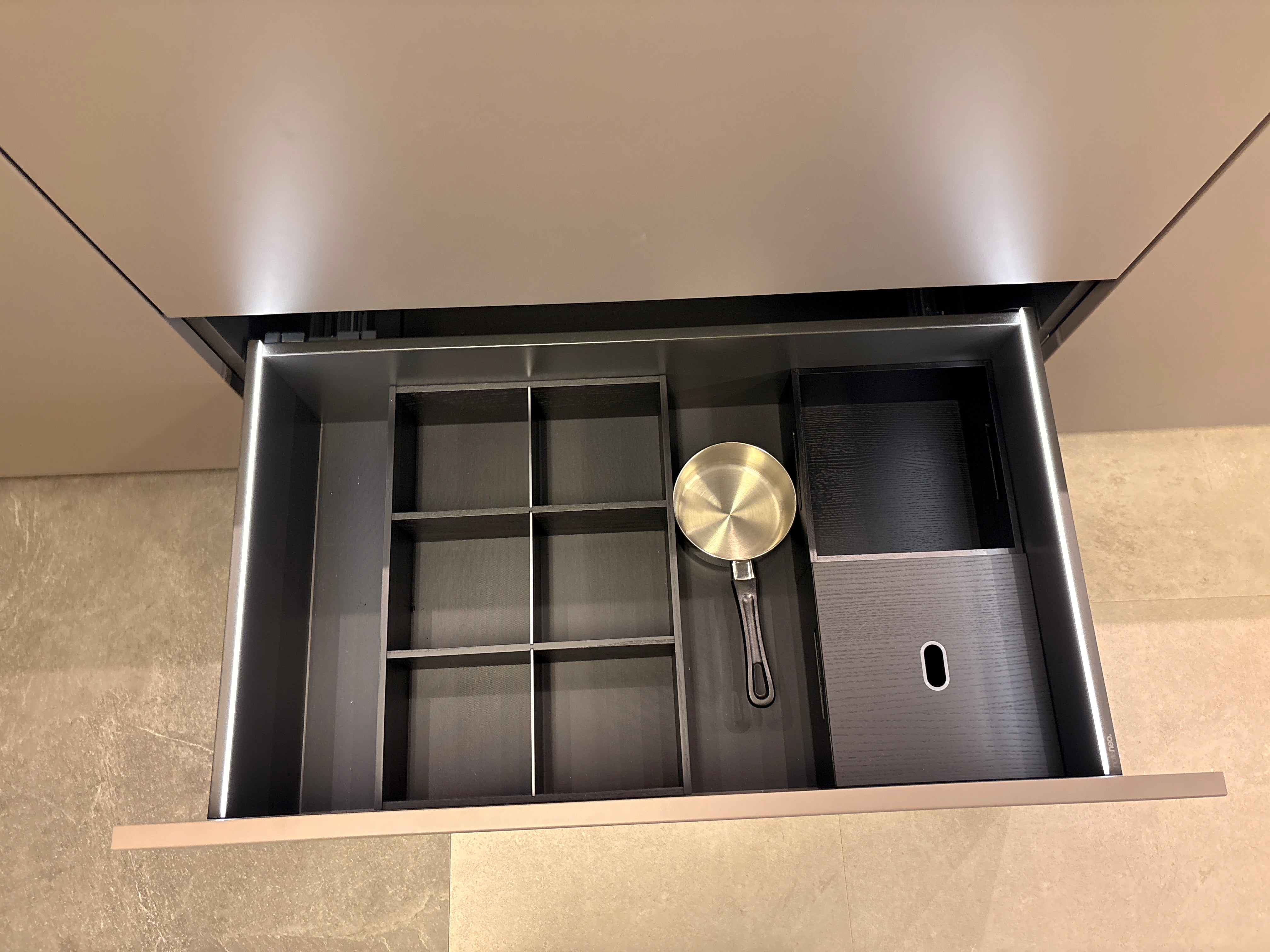 04549 - Nolte Lodge eiken zwart met softlack magma keuken