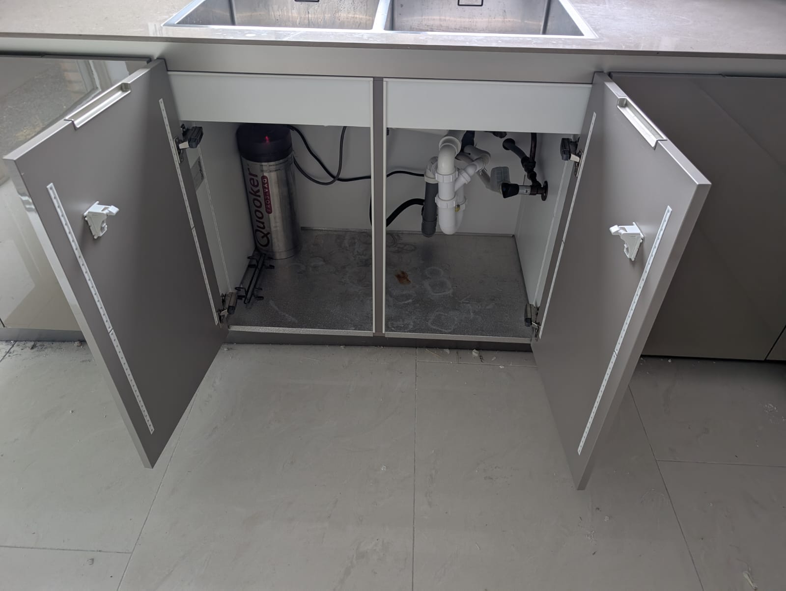 04629 - Hoogglans Siematic keuken met kastenwand