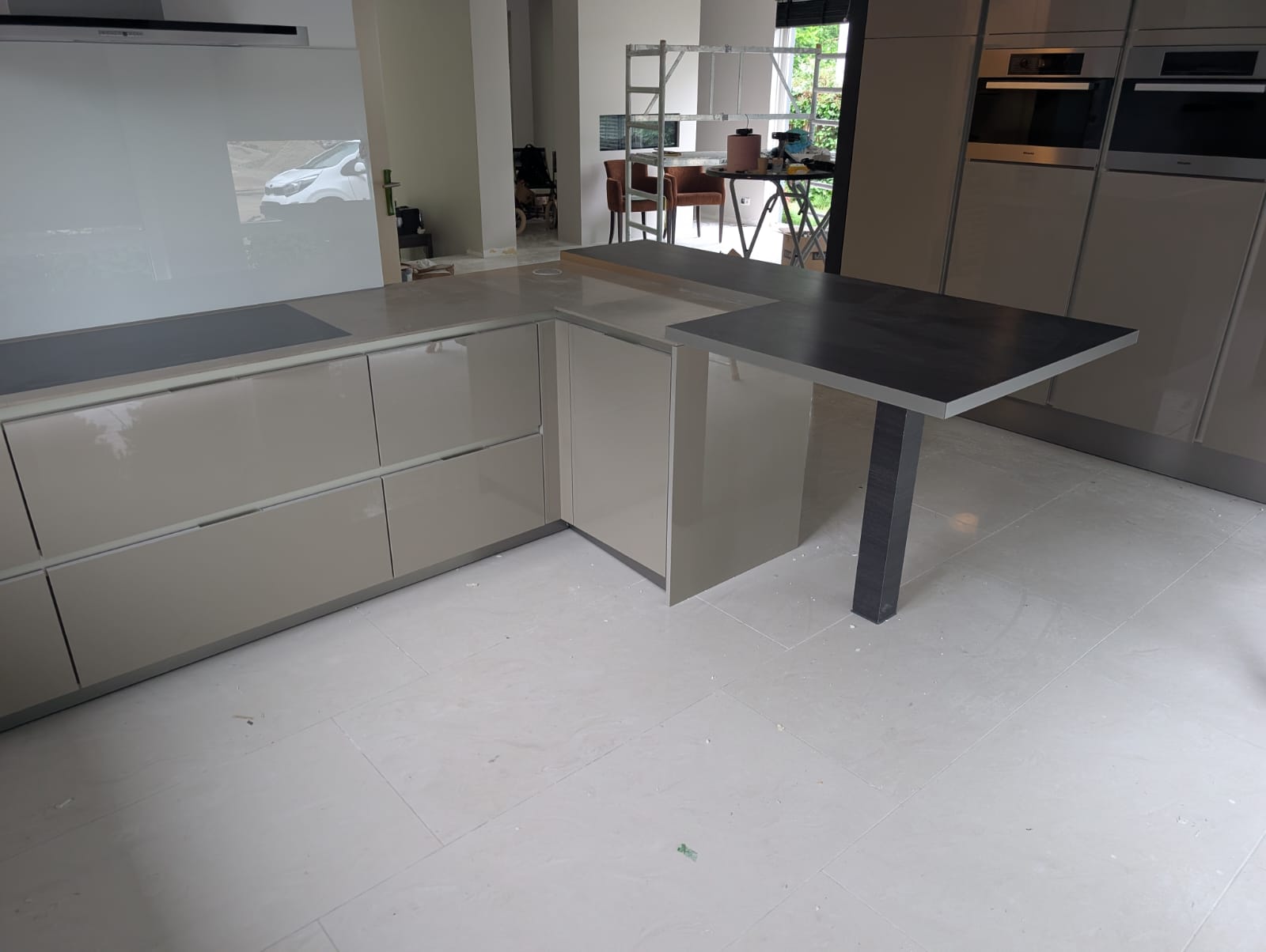 04629 - Hoogglans Siematic keuken met kastenwand