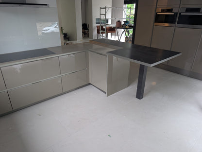 04629 - Hoogglans Siematic keuken met kastenwand
