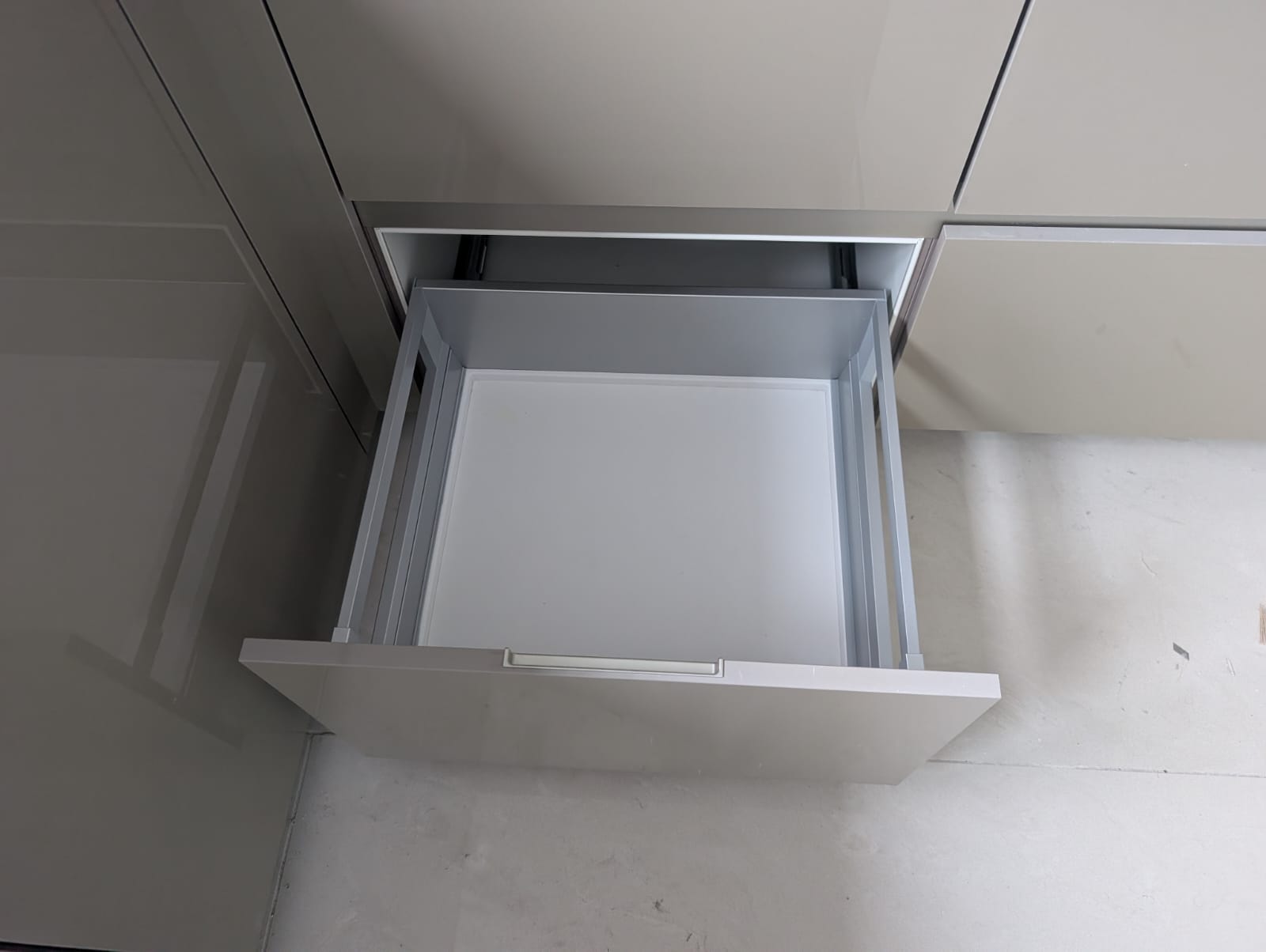 04629 - Hoogglans Siematic keuken met kastenwand