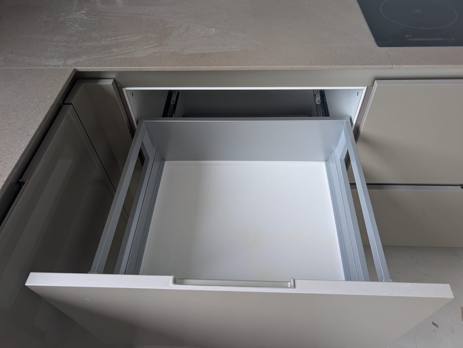 04629 - Hoogglans Siematic keuken met kastenwand