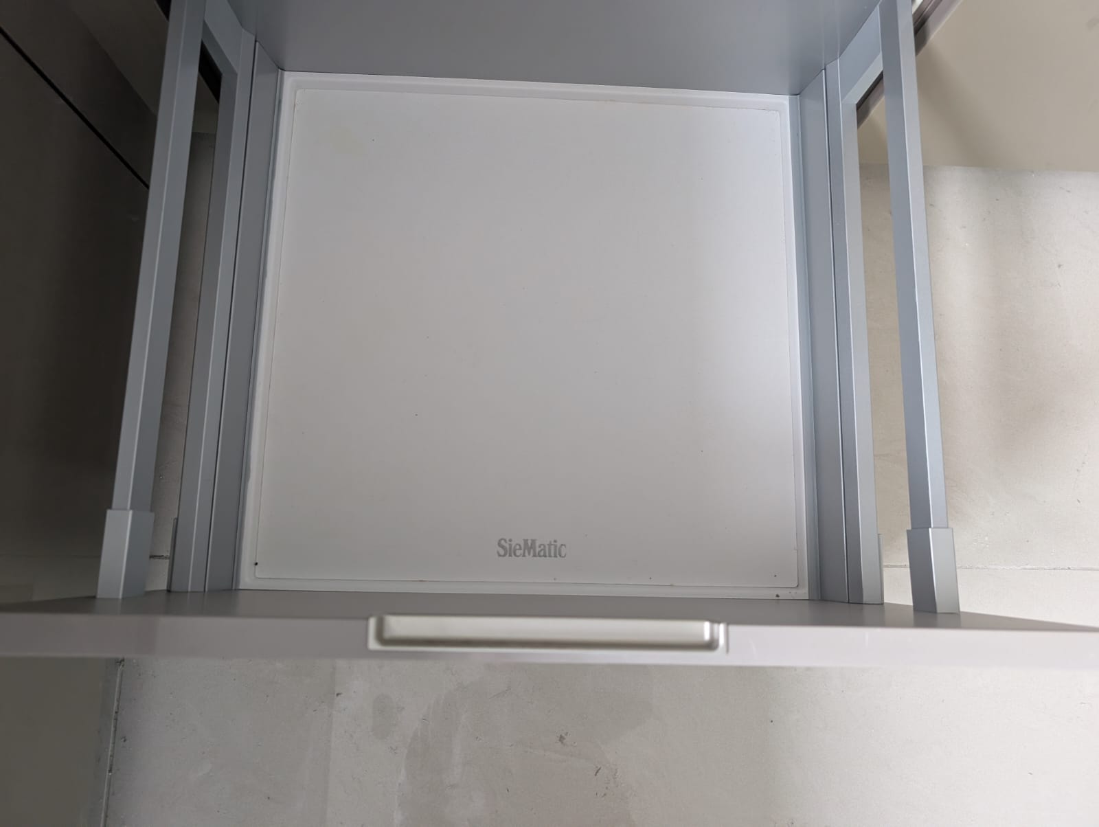04629 - Hoogglans Siematic keuken met kastenwand