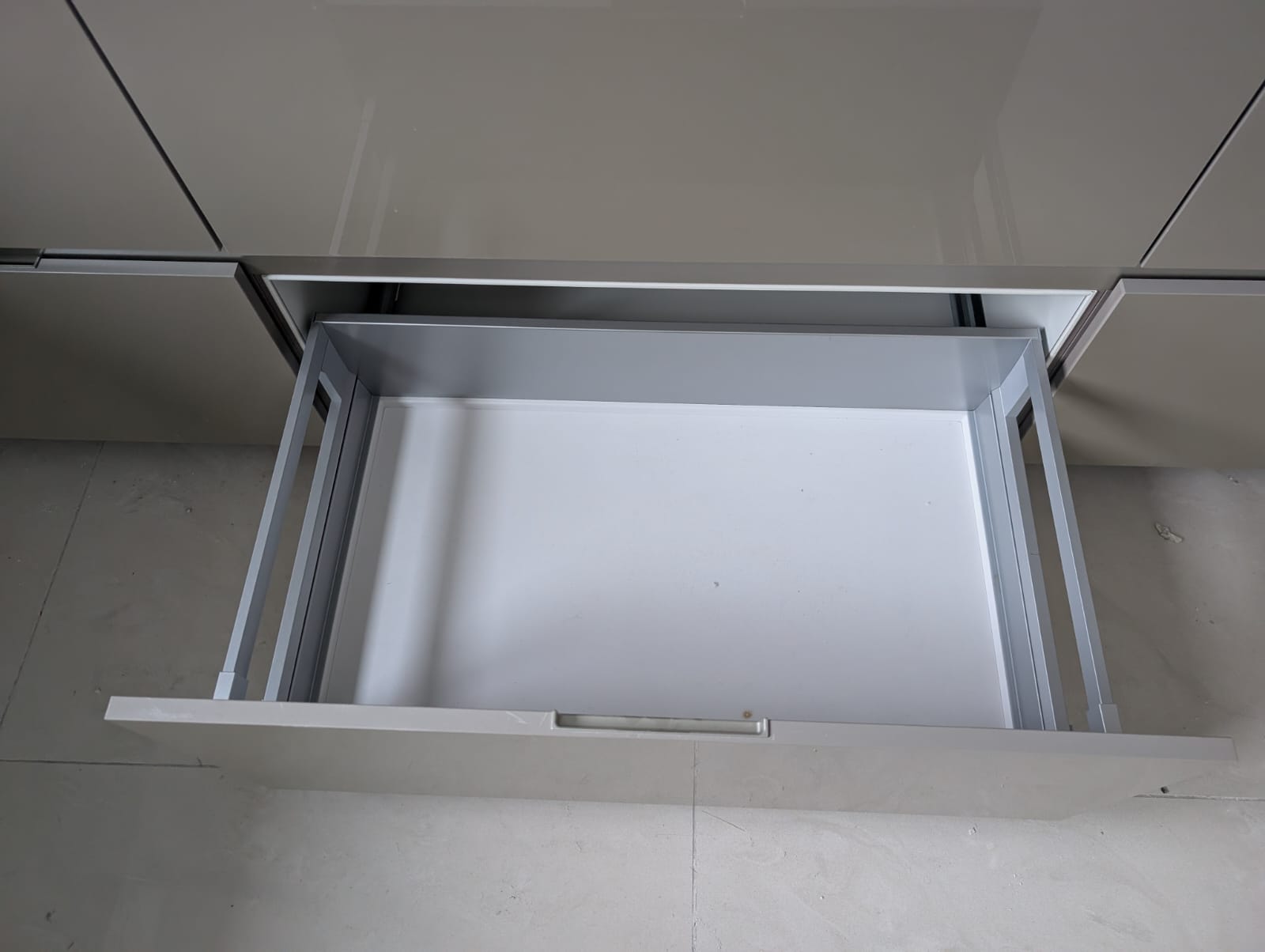 04629 - Hoogglans Siematic keuken met kastenwand