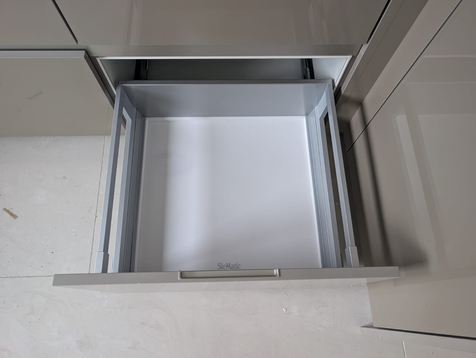 04629 - Hoogglans Siematic keuken met kastenwand