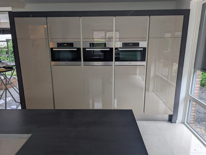 04629 - Hoogglans Siematic keuken met kastenwand