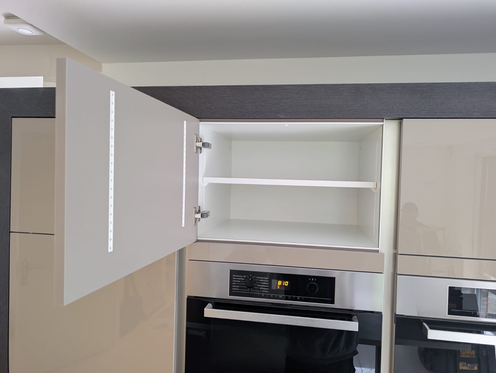 04629 - Hoogglans Siematic keuken met kastenwand