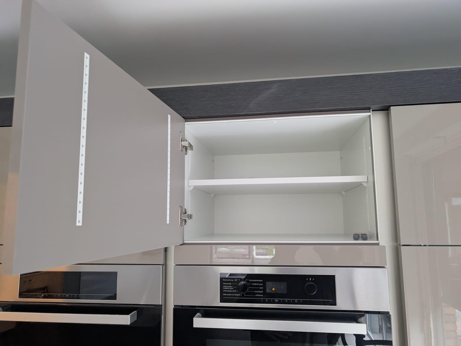 04629 - Hoogglans Siematic keuken met kastenwand