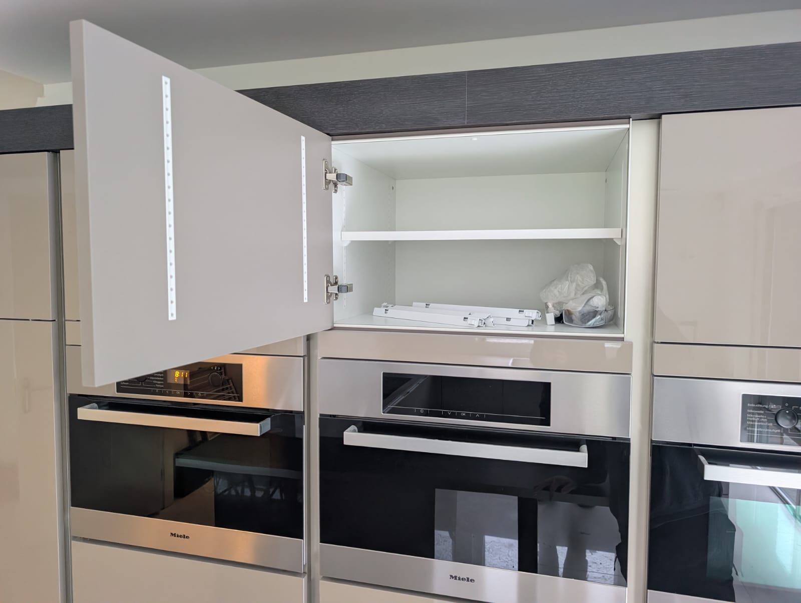 04629 - Hoogglans Siematic keuken met kastenwand