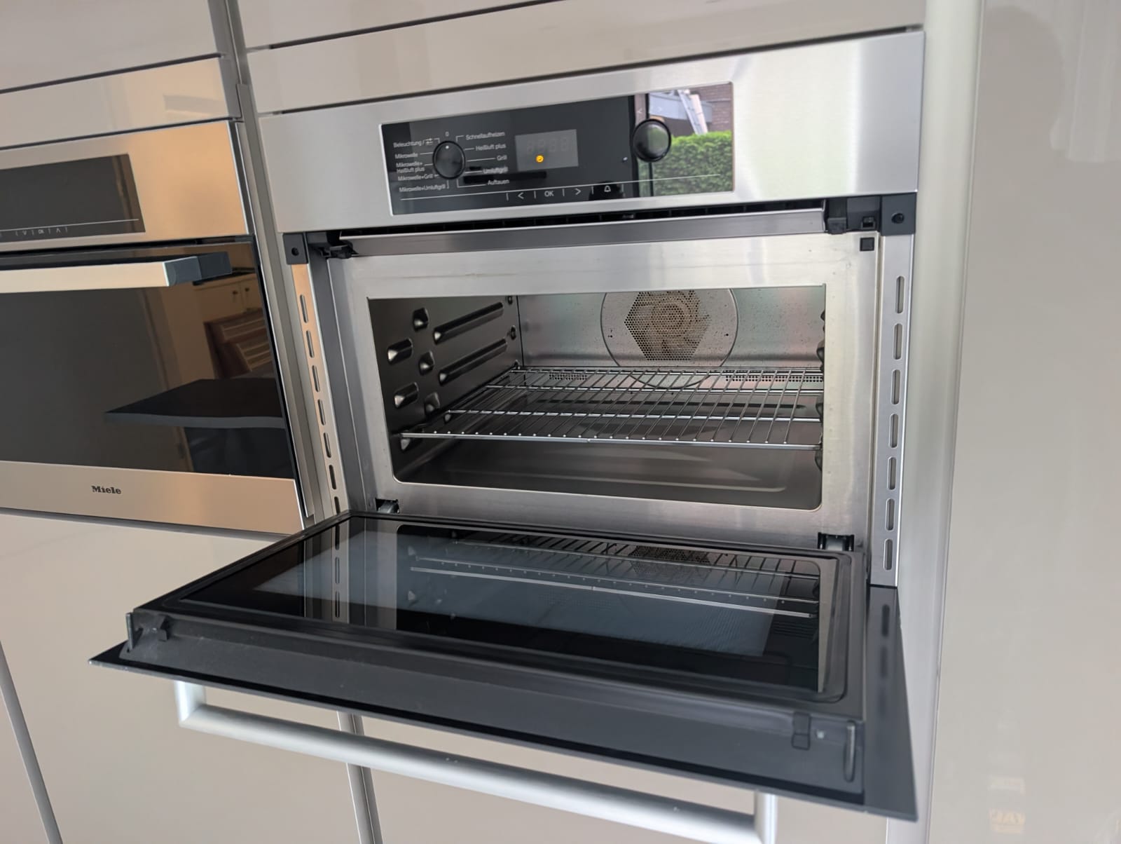 04629 - Hoogglans Siematic keuken met kastenwand