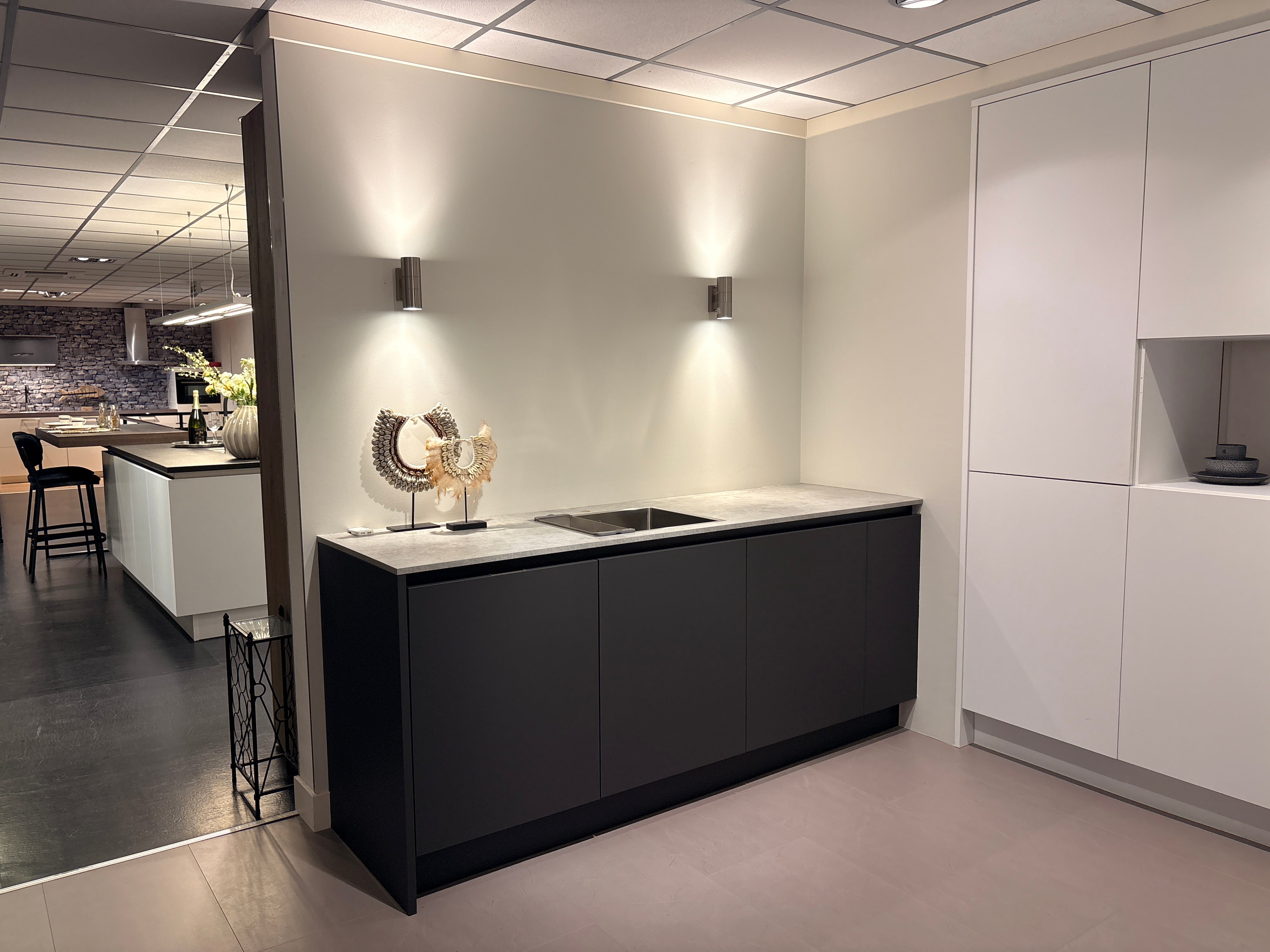 03973 - Moderne keuken met kastenwand