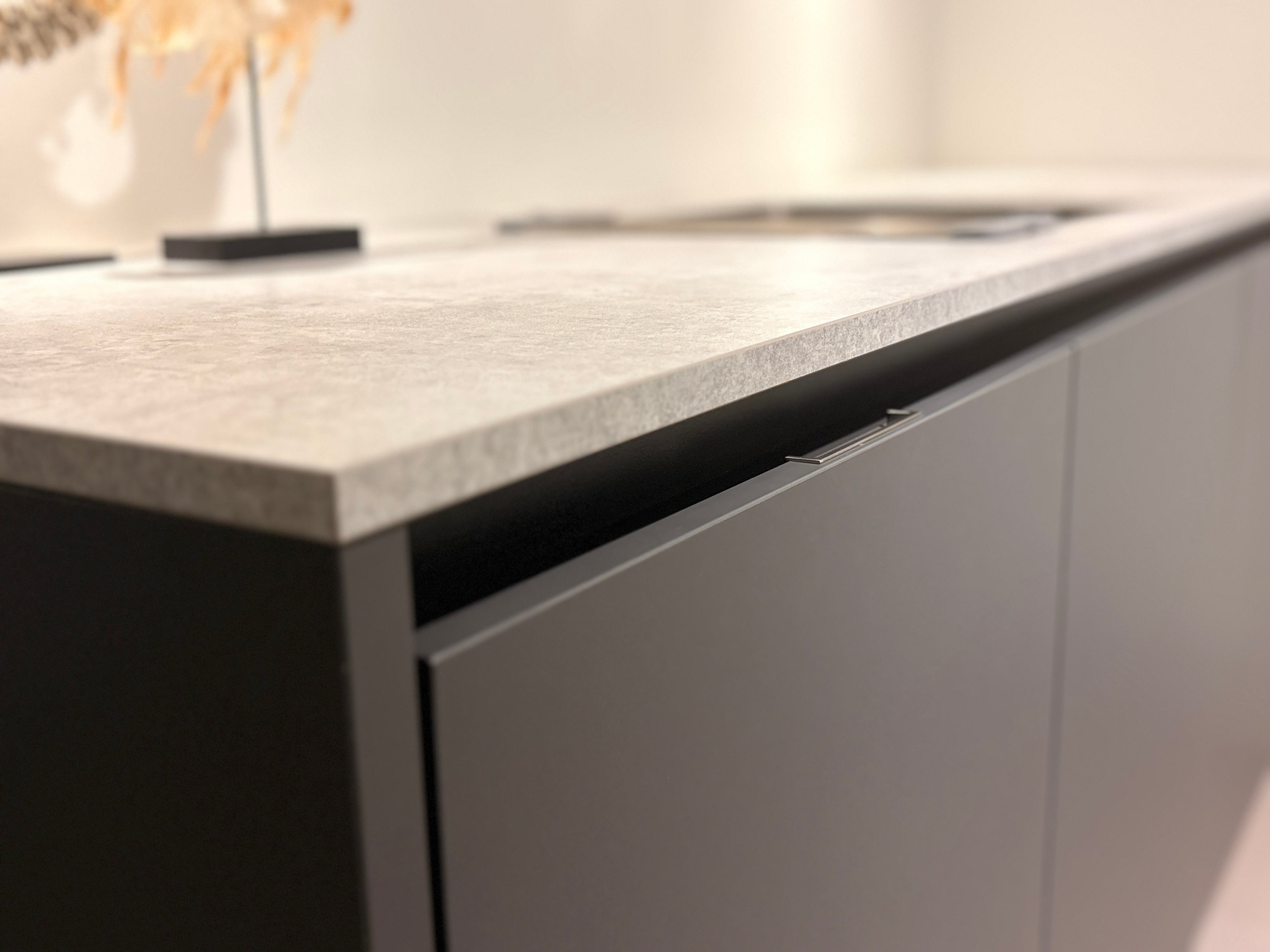 03973 - Moderne keuken met kastenwand