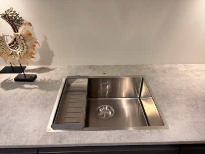 03973 - Moderne keuken met kastenwand