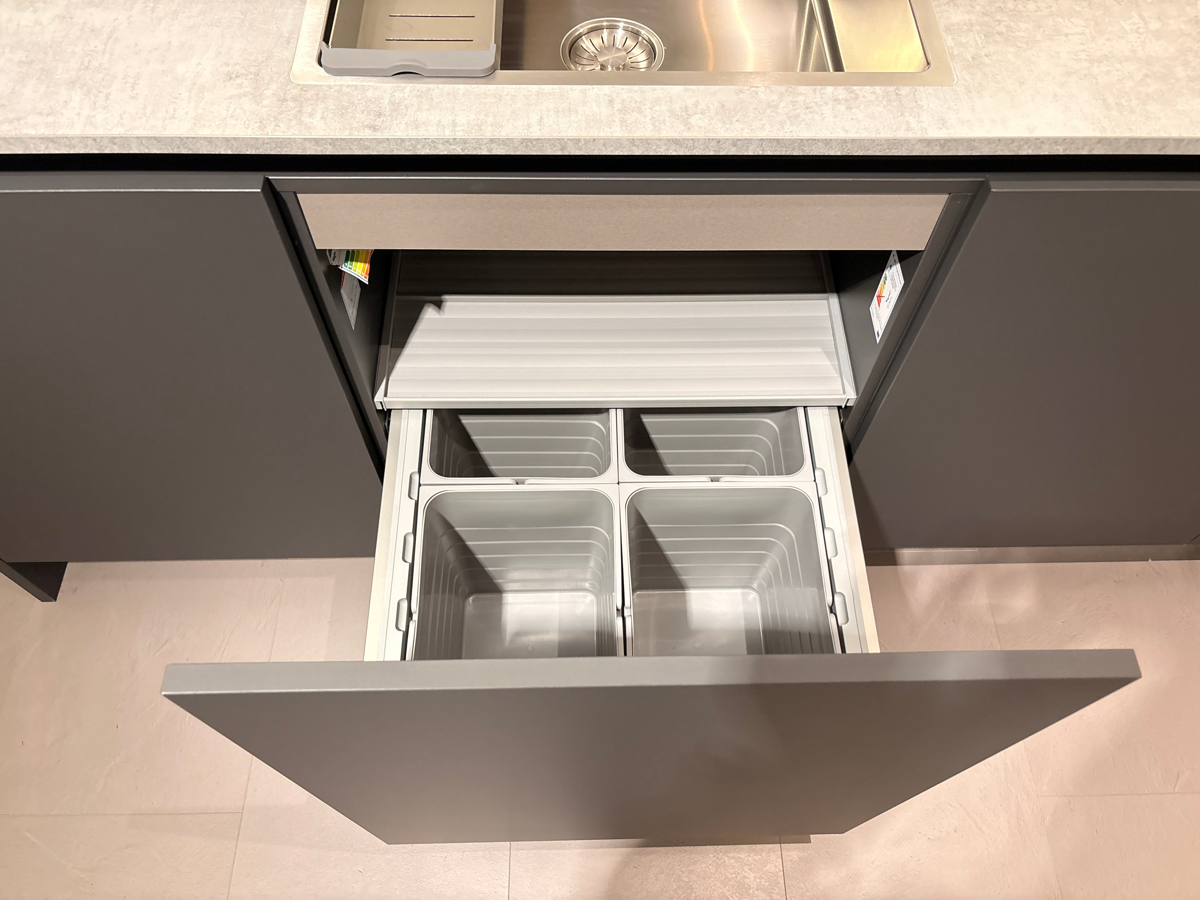 03973 - Moderne keuken met kastenwand