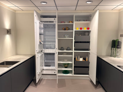 03973 - Moderne keuken met kastenwand