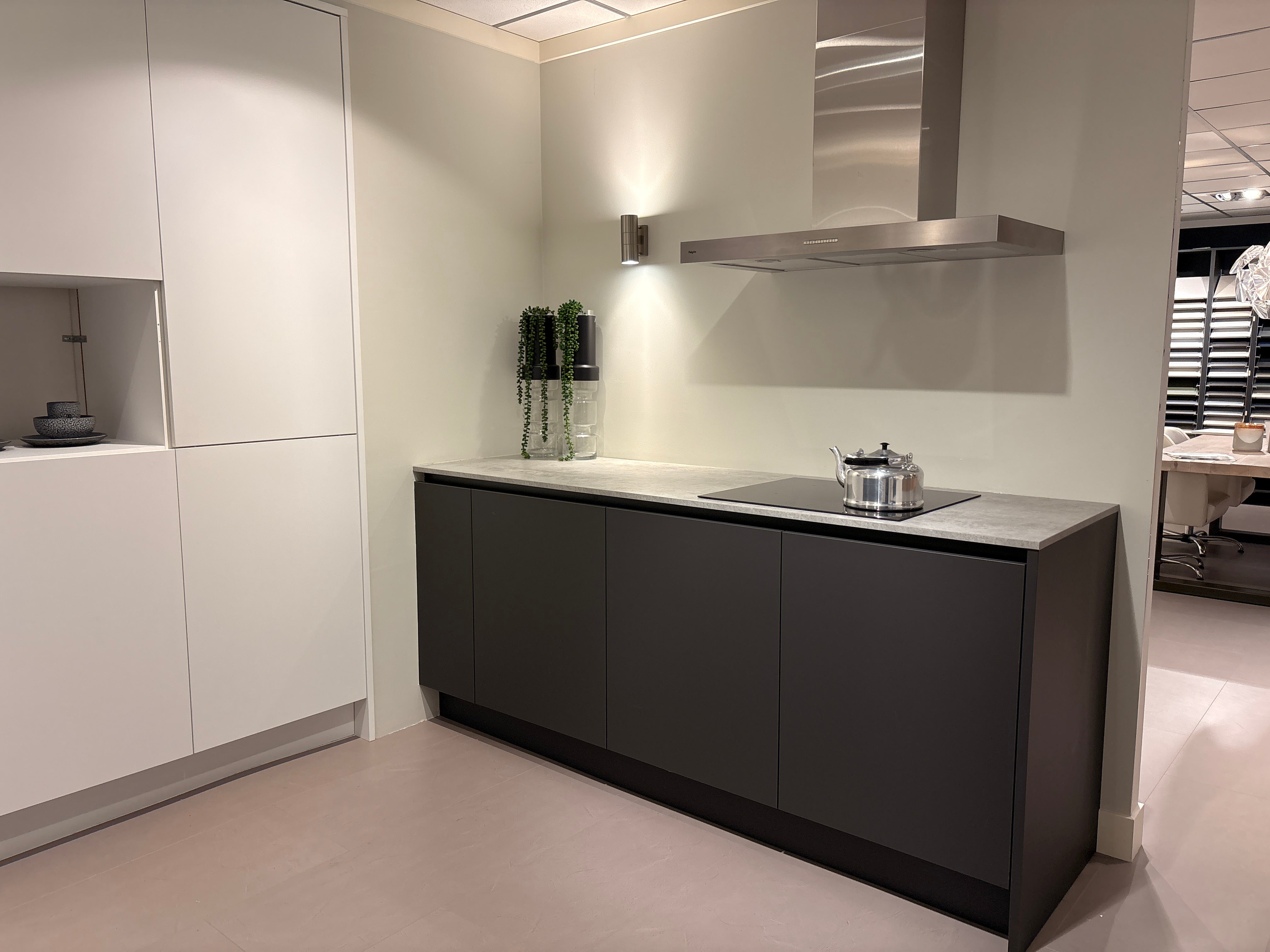 03973 - Moderne keuken met kastenwand