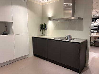 03973 - Moderne keuken met kastenwand