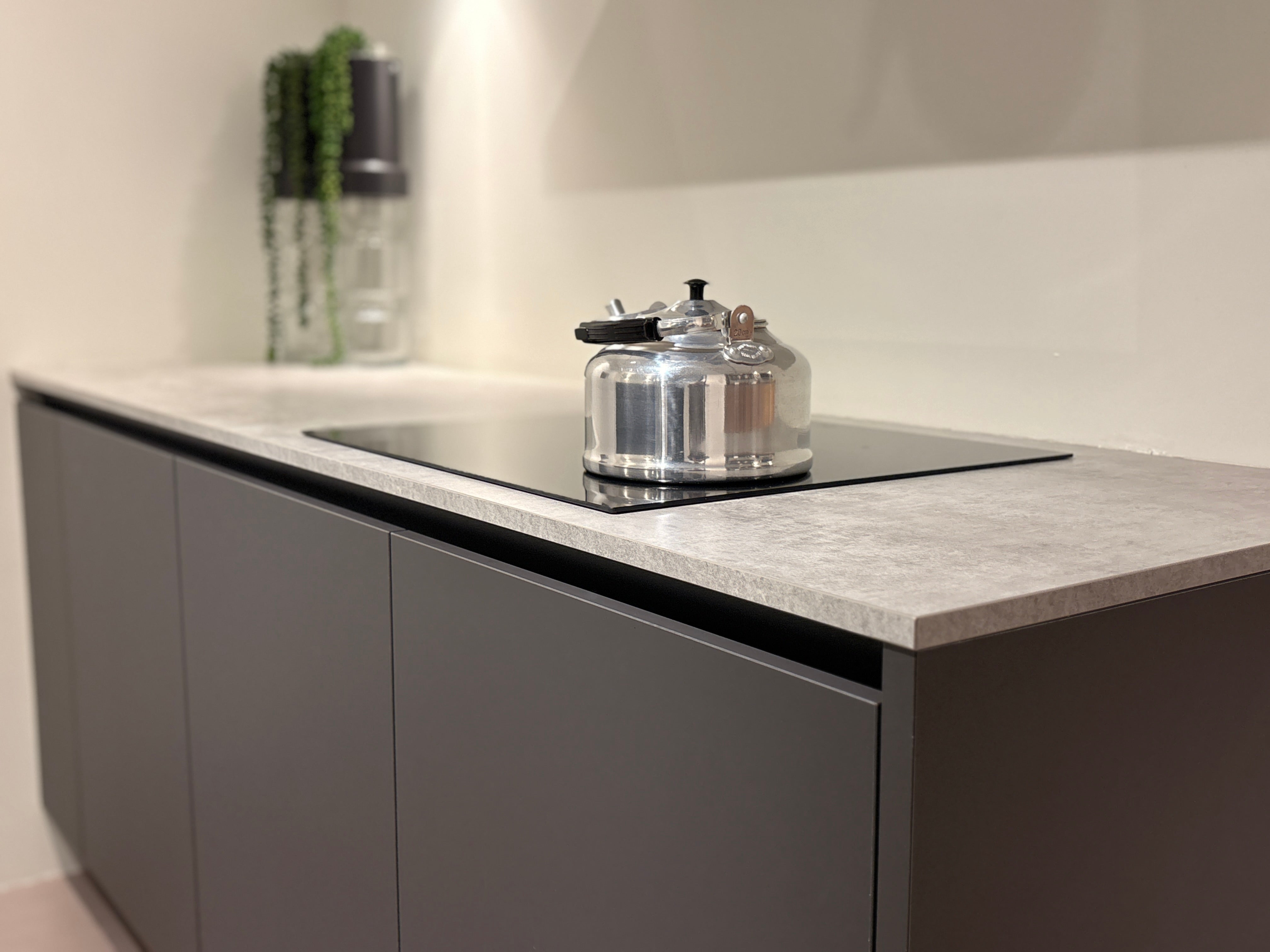 03973 - Moderne keuken met kastenwand