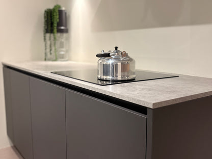 03973 - Moderne keuken met kastenwand