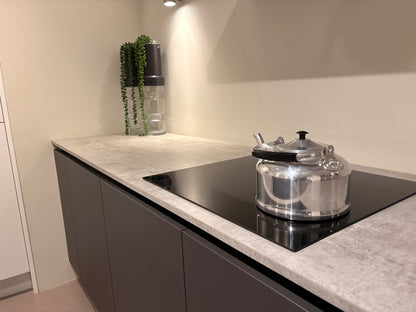03973 - Moderne keuken met kastenwand
