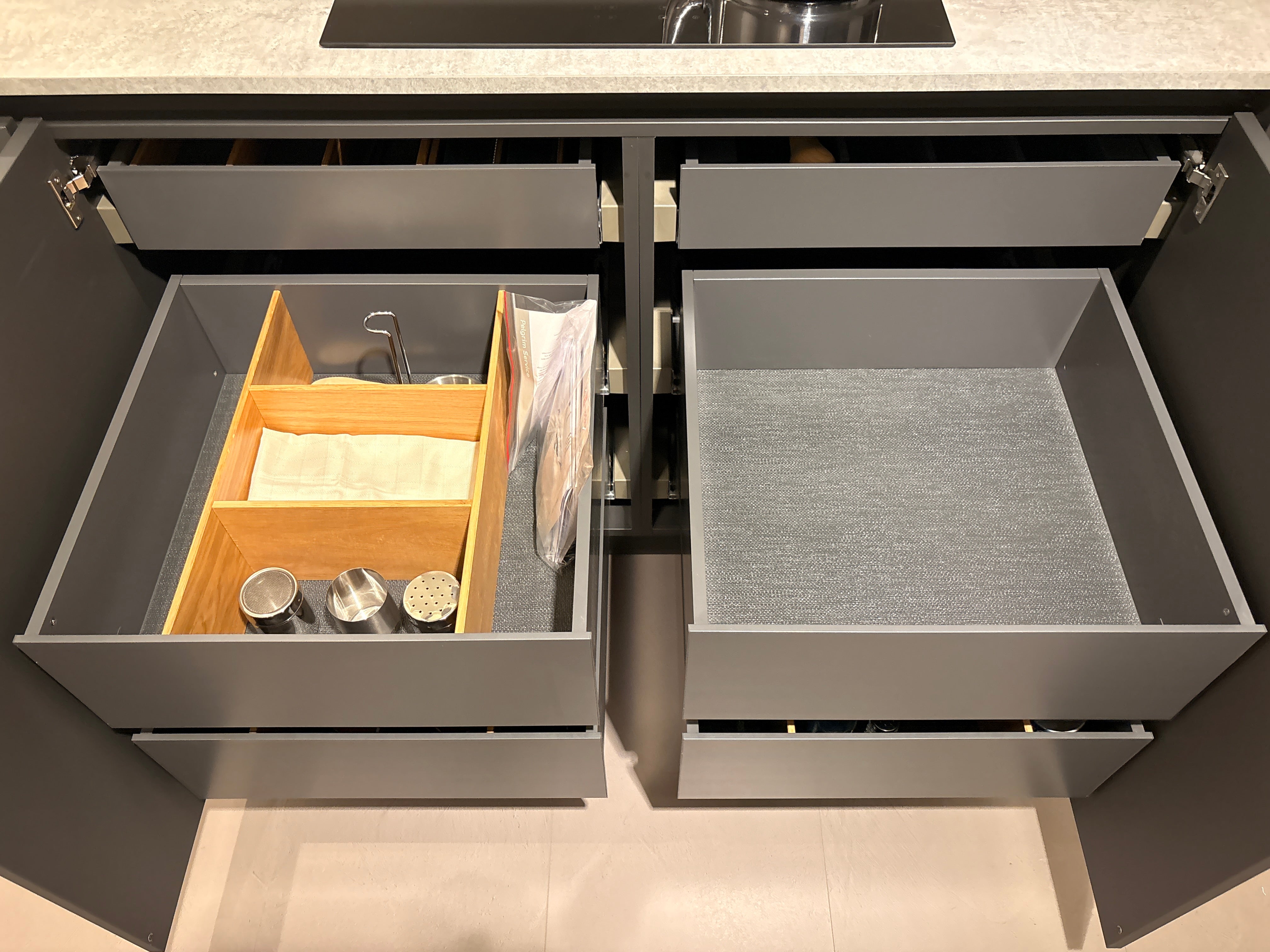 03973 - Moderne keuken met kastenwand
