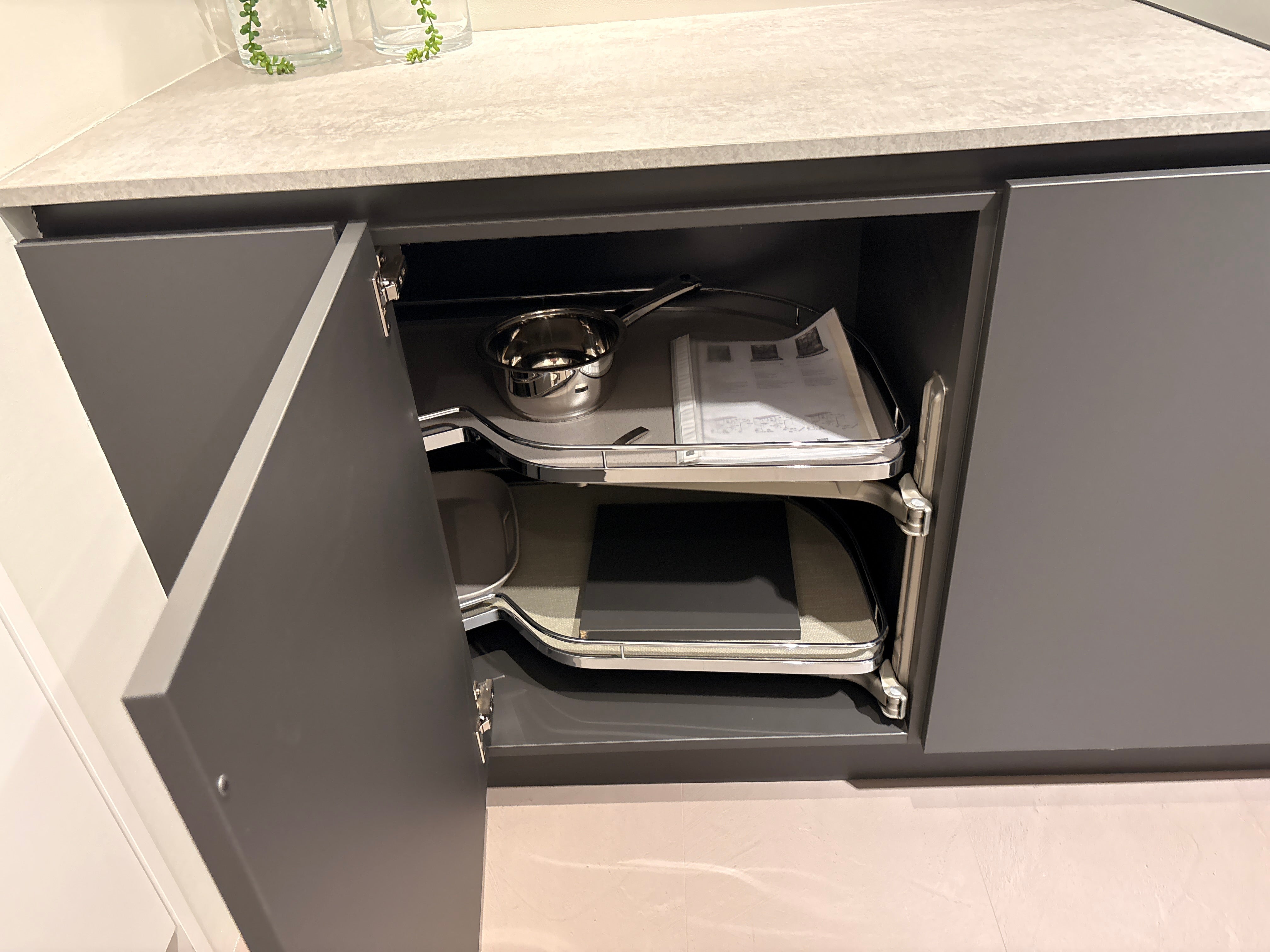 03973 - Moderne keuken met kastenwand