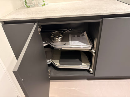 03973 - Moderne keuken met kastenwand