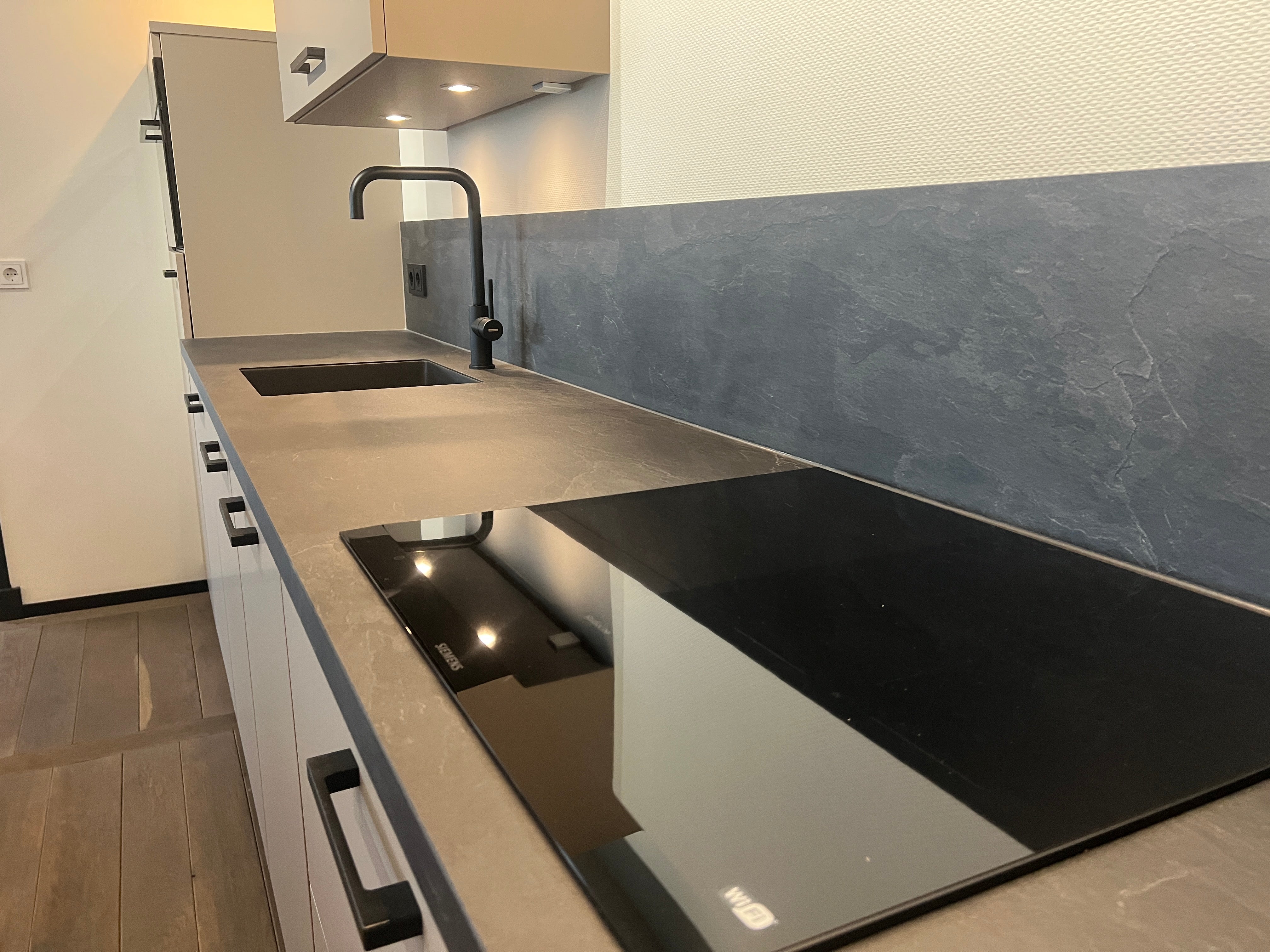 04303 - Beton grijze recht keuken