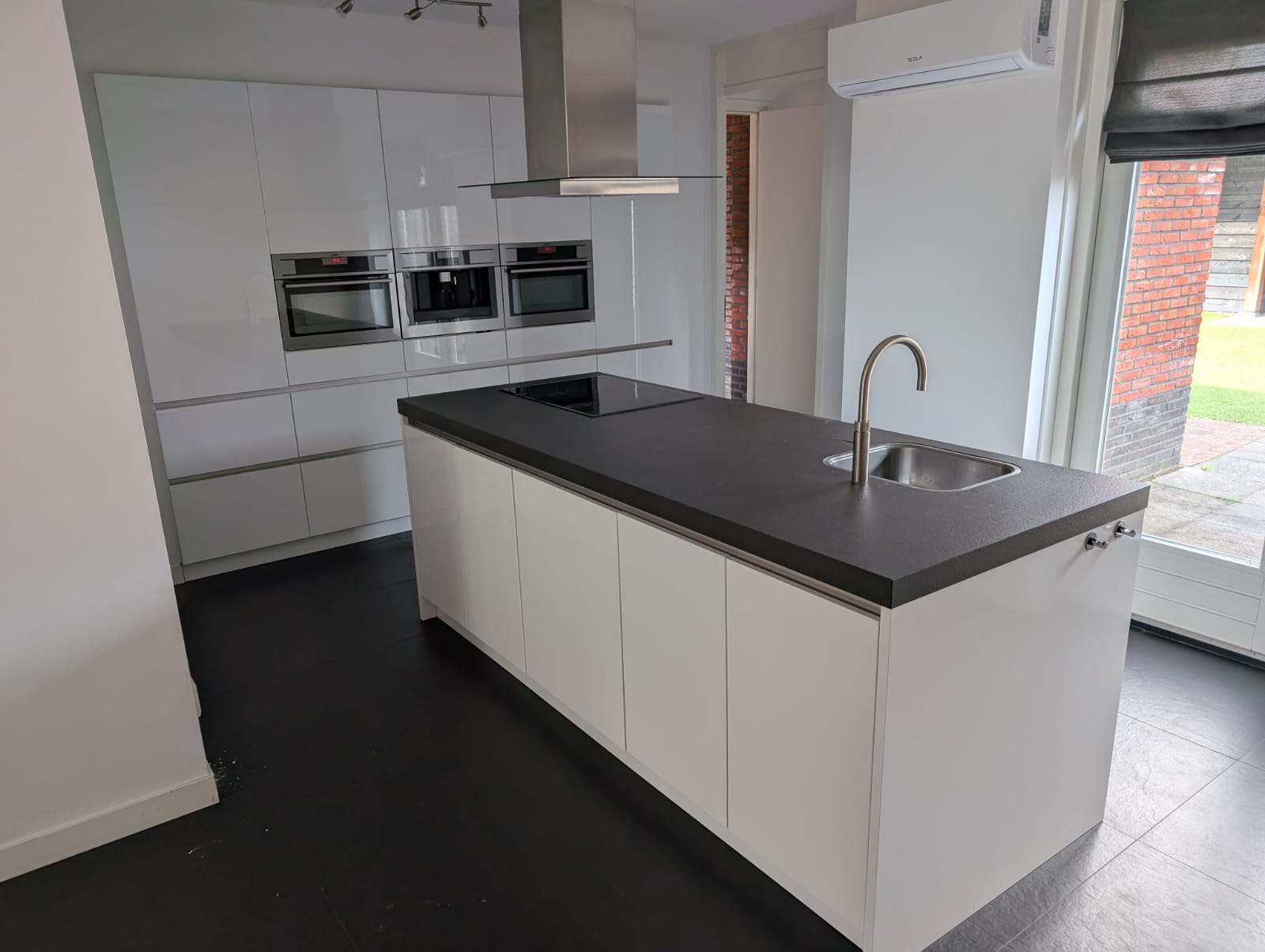 03613 - Witte eilandkeuken met ingebouwde kastenwand